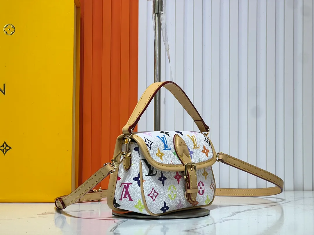Batch 240💰Upgraded original M83566 M83300 M45985 baguette bag series new Diane handbag Diane satchel is made of Monogram Empreinte, made of the brand's iconic embossed leather. This versatile bag comes with a removable leather shoulder strap that can be worn over the shoulder or by hand, as well as a roomy removable jacquard crossbody bag with 'Louis Vuitton' printed strap. This versatile bag can be styled chic or sporty to match the overall style or mood. Dimensions: 19×10.5×6cm.