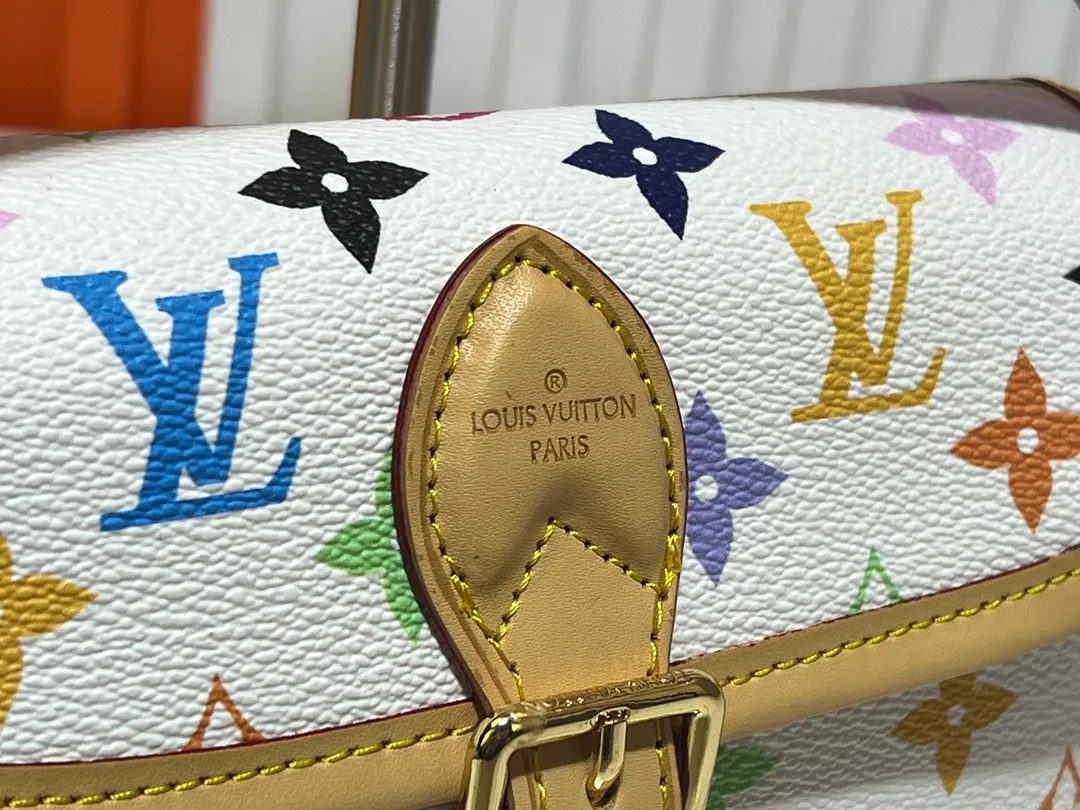 Batch 240💰Upgraded original M83566 M83300 M45985 baguette bag series new Diane handbag Diane satchel is made of Monogram Empreinte, made of the brand's iconic embossed leather. This versatile bag comes with a removable leather shoulder strap that can be worn over the shoulder or by hand, as well as a roomy removable jacquard crossbody bag with 'Louis Vuitton' printed strap. This versatile bag can be styled chic or sporty to match the overall style or mood. Dimensions: 19×10.5×6cm.