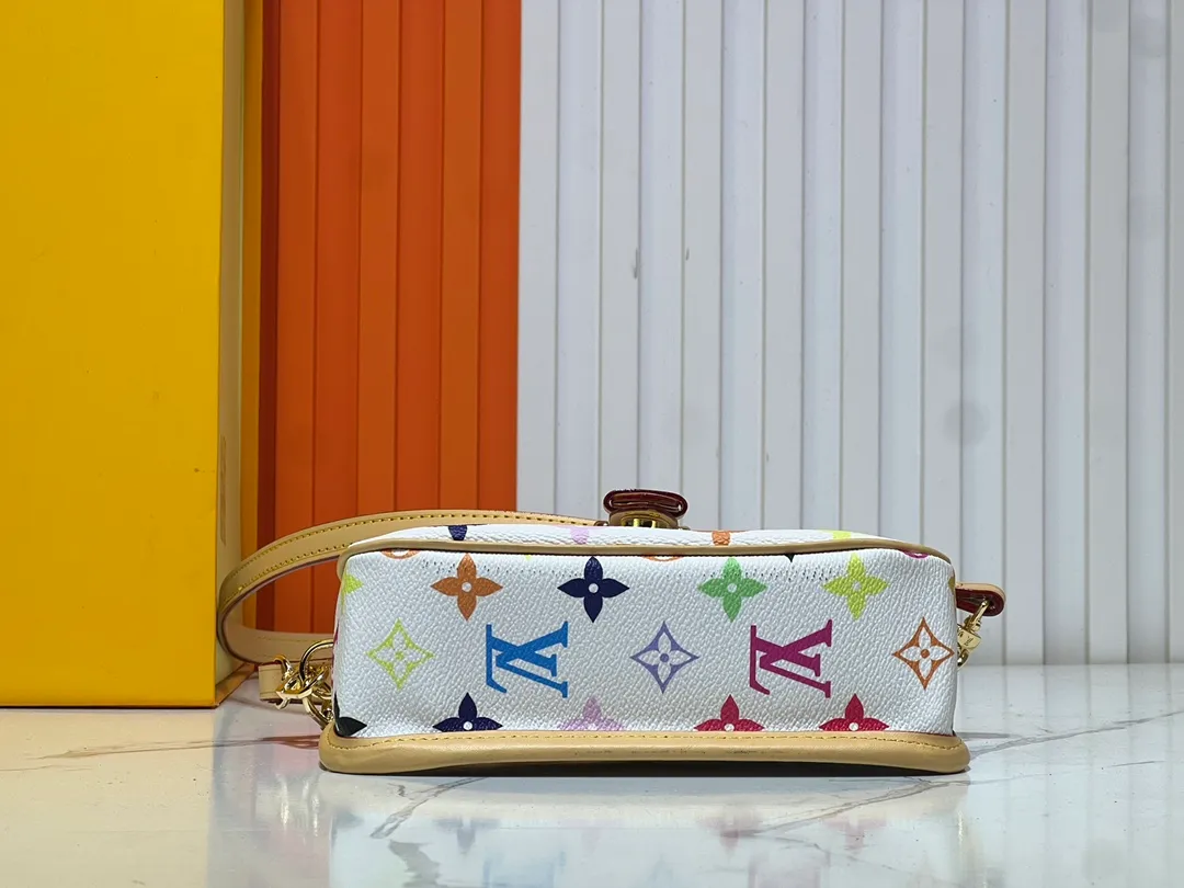 Batch 240💰Upgraded original M83566 M83300 M45985 baguette bag series new Diane handbag Diane satchel is made of Monogram Empreinte, made of the brand's iconic embossed leather. This versatile bag comes with a removable leather shoulder strap that can be worn over the shoulder or by hand, as well as a roomy removable jacquard crossbody bag with 'Louis Vuitton' printed strap. This versatile bag can be styled chic or sporty to match the overall style or mood. Dimensions: 19×10.5×6cm.