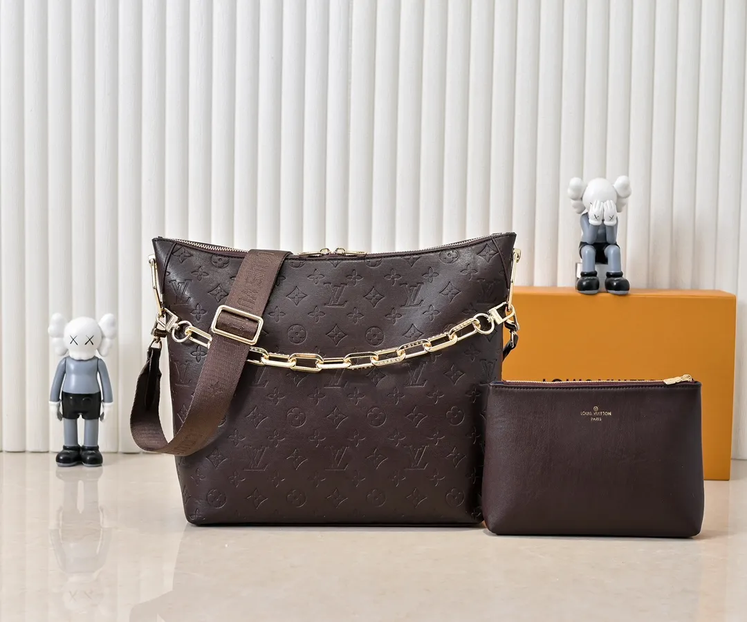 Batch 280💰Upgraded original M12068 M12071 M12072 This new Coussin series of hobo bags combines fashion and functionality, and combines the series’ iconic design elements. The bag is made of smooth cotton-paved leather and is embossed with the brand's Monogram pattern. The signature thick chain strap is accented with gold-tone hardware, while the wide detachable textile shoulder strap allows you to carry it in different ways. This versatile style is large enough to hold a laptop and features a removable zip pocket. Dimensions: 38x33x10 cm