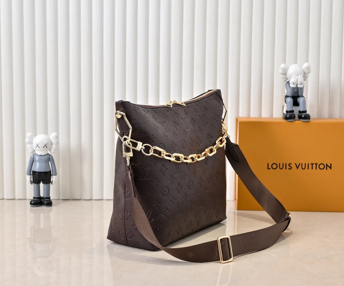 Batch 280💰Upgraded original M12068 M12071 M12072 This new Coussin series of hobo bags combines fashion and functionality, and combines the series’ iconic design elements. The bag is made of smooth cotton-paved leather and is embossed with the brand's Monogram pattern. The signature thick chain strap is accented with gold-tone hardware, while the wide detachable textile shoulder strap allows you to carry it in different ways. This versatile style is large enough to hold a laptop and features a removable zip pocket. Dimensions: 38x33x10 cm