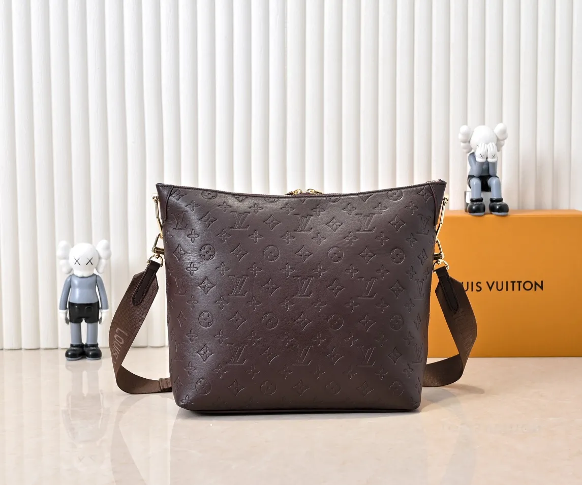 Batch 280💰Upgraded original M12068 M12071 M12072 This new Coussin series of hobo bags combines fashion and functionality, and combines the series’ iconic design elements. The bag is made of smooth cotton-paved leather and is embossed with the brand's Monogram pattern. The signature thick chain strap is accented with gold-tone hardware, while the wide detachable textile shoulder strap allows you to carry it in different ways. This versatile style is large enough to hold a laptop and features a removable zip pocket. Dimensions: 38x33x10 cm