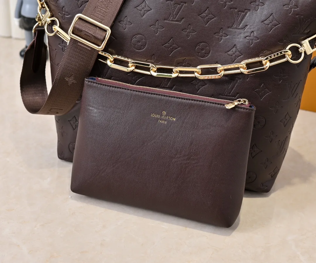 Batch 280💰Upgraded original M12068 M12071 M12072 This new Coussin series of hobo bags combines fashion and functionality, and combines the series’ iconic design elements. The bag is made of smooth cotton-paved leather and is embossed with the brand's Monogram pattern. The signature thick chain strap is accented with gold-tone hardware, while the wide detachable textile shoulder strap allows you to carry it in different ways. This versatile style is large enough to hold a laptop and features a removable zip pocket. Dimensions: 38x33x10 cm