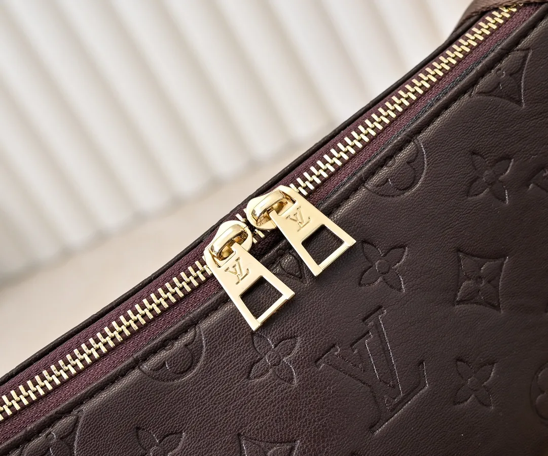 Batch 280💰Upgraded original M12068 M12071 M12072 This new Coussin series of hobo bags combines fashion and functionality, and combines the series’ iconic design elements. The bag is made of smooth cotton-paved leather and is embossed with the brand's Monogram pattern. The signature thick chain strap is accented with gold-tone hardware, while the wide detachable textile shoulder strap allows you to carry it in different ways. This versatile style is large enough to hold a laptop and features a removable zip pocket. Dimensions: 38x33x10 cm