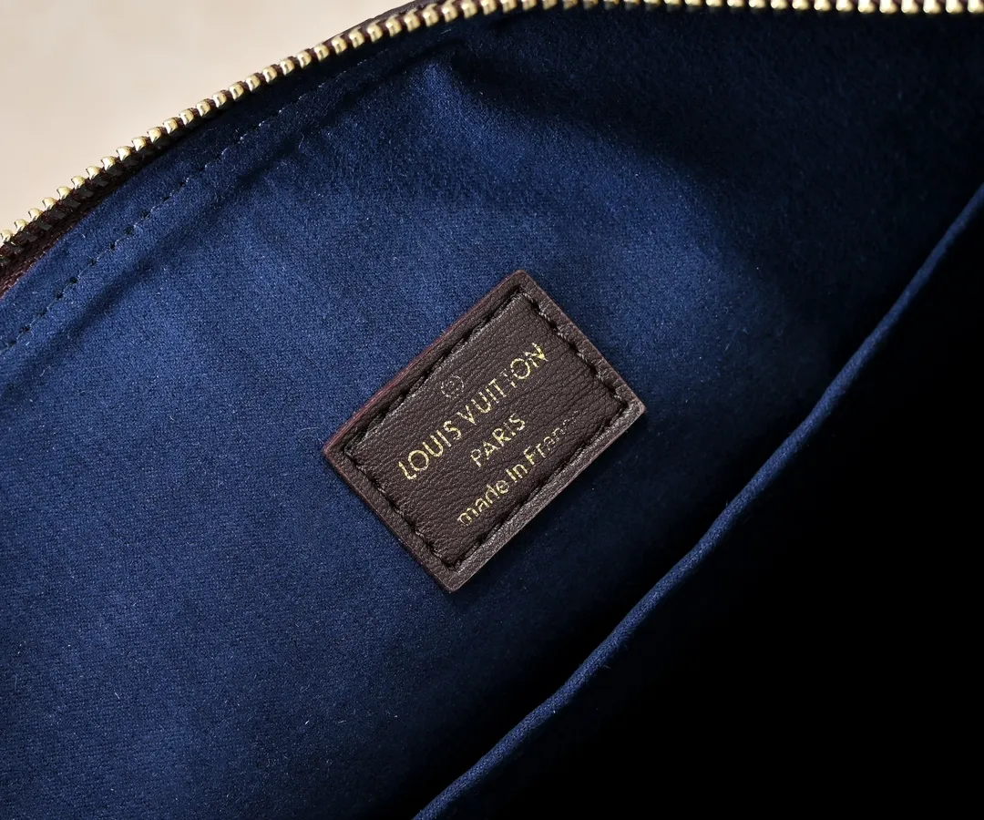 Batch 280💰Upgraded original M12068 M12071 M12072 This new Coussin series of hobo bags combines fashion and functionality, and combines the series’ iconic design elements. The bag is made of smooth cotton-paved leather and is embossed with the brand's Monogram pattern. The signature thick chain strap is accented with gold-tone hardware, while the wide detachable textile shoulder strap allows you to carry it in different ways. This versatile style is large enough to hold a laptop and features a removable zip pocket. Dimensions: 38x33x10 cm