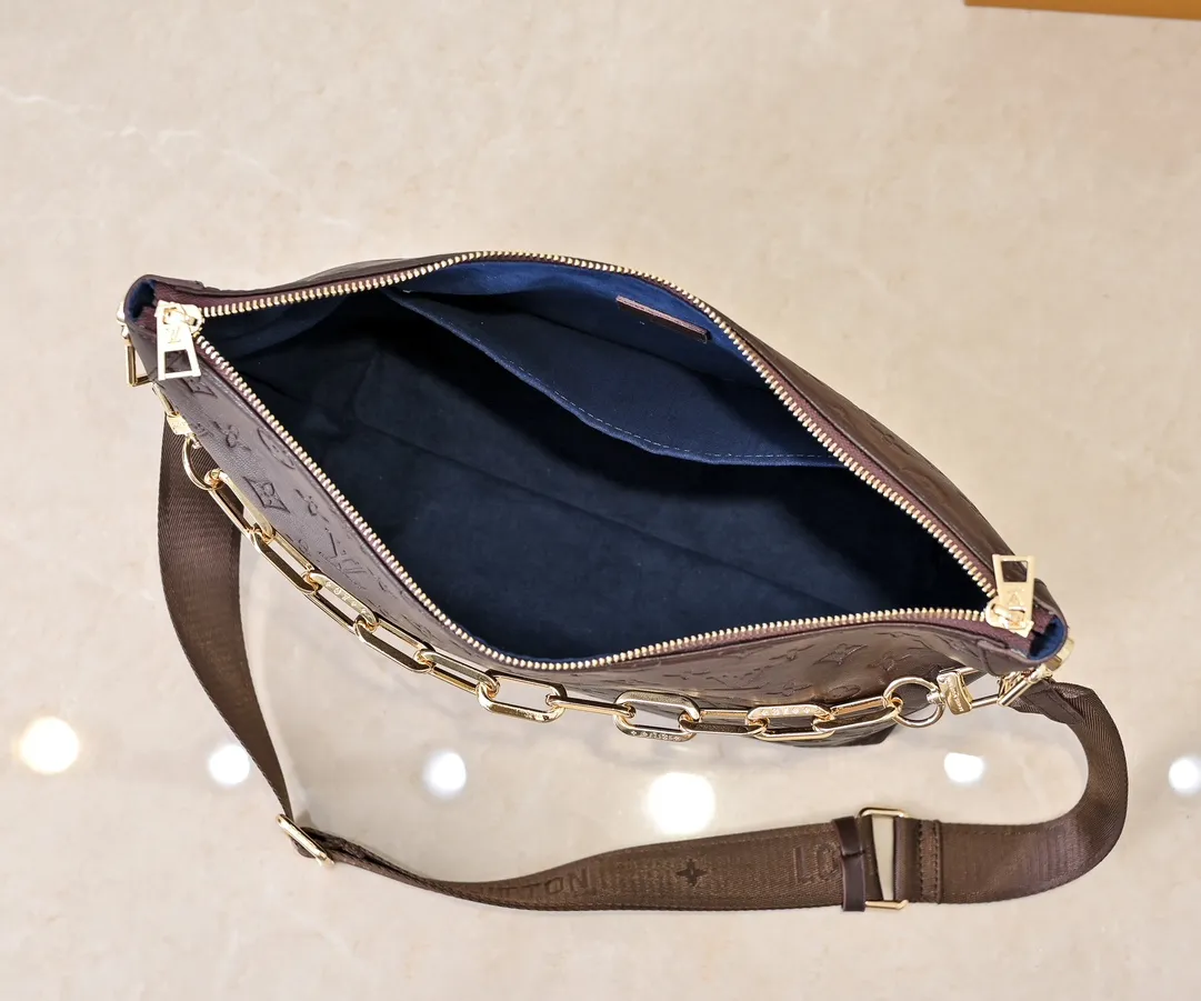 Batch 280💰Upgraded original M12068 M12071 M12072 This new Coussin series of hobo bags combines fashion and functionality, and combines the series’ iconic design elements. The bag is made of smooth cotton-paved leather and is embossed with the brand's Monogram pattern. The signature thick chain strap is accented with gold-tone hardware, while the wide detachable textile shoulder strap allows you to carry it in different ways. This versatile style is large enough to hold a laptop and features a removable zip pocket. Dimensions: 38x33x10 cm