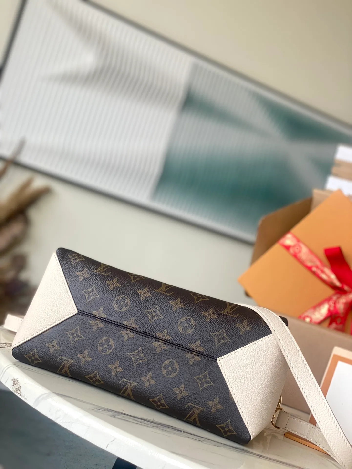 💰1140 (top layer leather) top original order M46495 presbyopic white. Support counter inspection. Photos taken of duty-free goods are consistent with the product without unpacking. This product is an exclusive duty-free product in the market and is the highest-end product. Inspection is supported. This product has passed strict inspection and is flawless. Please wear gloves when touching the product. This product is not returnable or exchangeable. Please confirm the product first and then remove the label on the handle. This product is temporarily not open to the public, only regular customers, and is in short supply. Dimensions: 26 x 18 x 15 cm