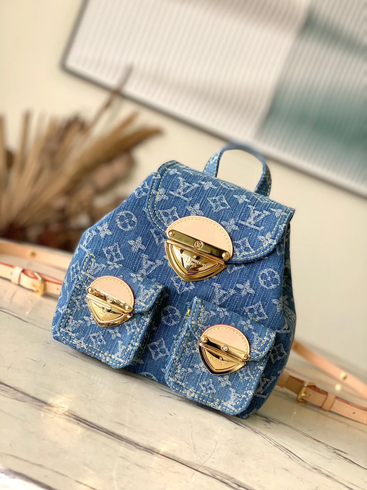 💰1060 The top original M46836 Venice backpack is really amazing! ! ! Of course, the newly launched denim series is indispensable for such a cute little backpack, Venice. It is made of Monogram Denim canvas and has eye-catching buckles to open the flap and front cover. The compact structure contains ample space and can easily accommodate daily necessities such as iPhone 14pro max Djh keys, wallet and sunglasses. The denim presbyopia is good-looking and durable, classic and retro, and the shoulder straps free up your hands ~ a perfect tool for lazy people! The most important thing is that it looks great no matter how you carry it! Dimensions: 20 × 20 × 11 cm