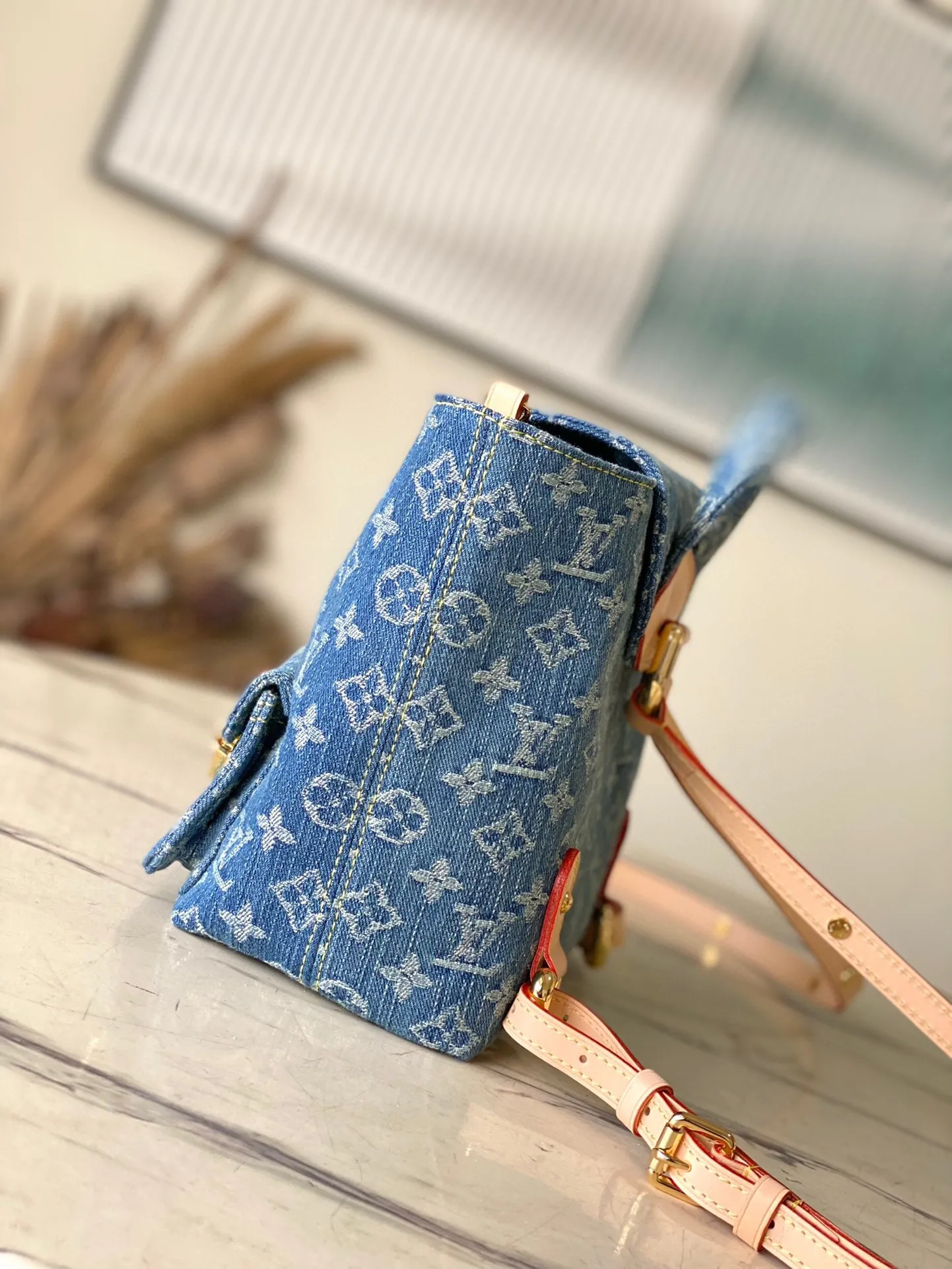 💰1060 The top original M46836 Venice backpack is really amazing! ! ! Of course, the newly launched denim series is indispensable for such a cute little backpack, Venice. It is made of Monogram Denim canvas and has eye-catching buckles to open the flap and front cover. The compact structure contains ample space and can easily accommodate daily necessities such as iPhone 14pro max Djh keys, wallet and sunglasses. The denim presbyopia is good-looking and durable, classic and retro, and the shoulder straps free up your hands ~ a perfect tool for lazy people! The most important thing is that it looks great no matter how you carry it! Dimensions: 20 × 20 × 11 cm