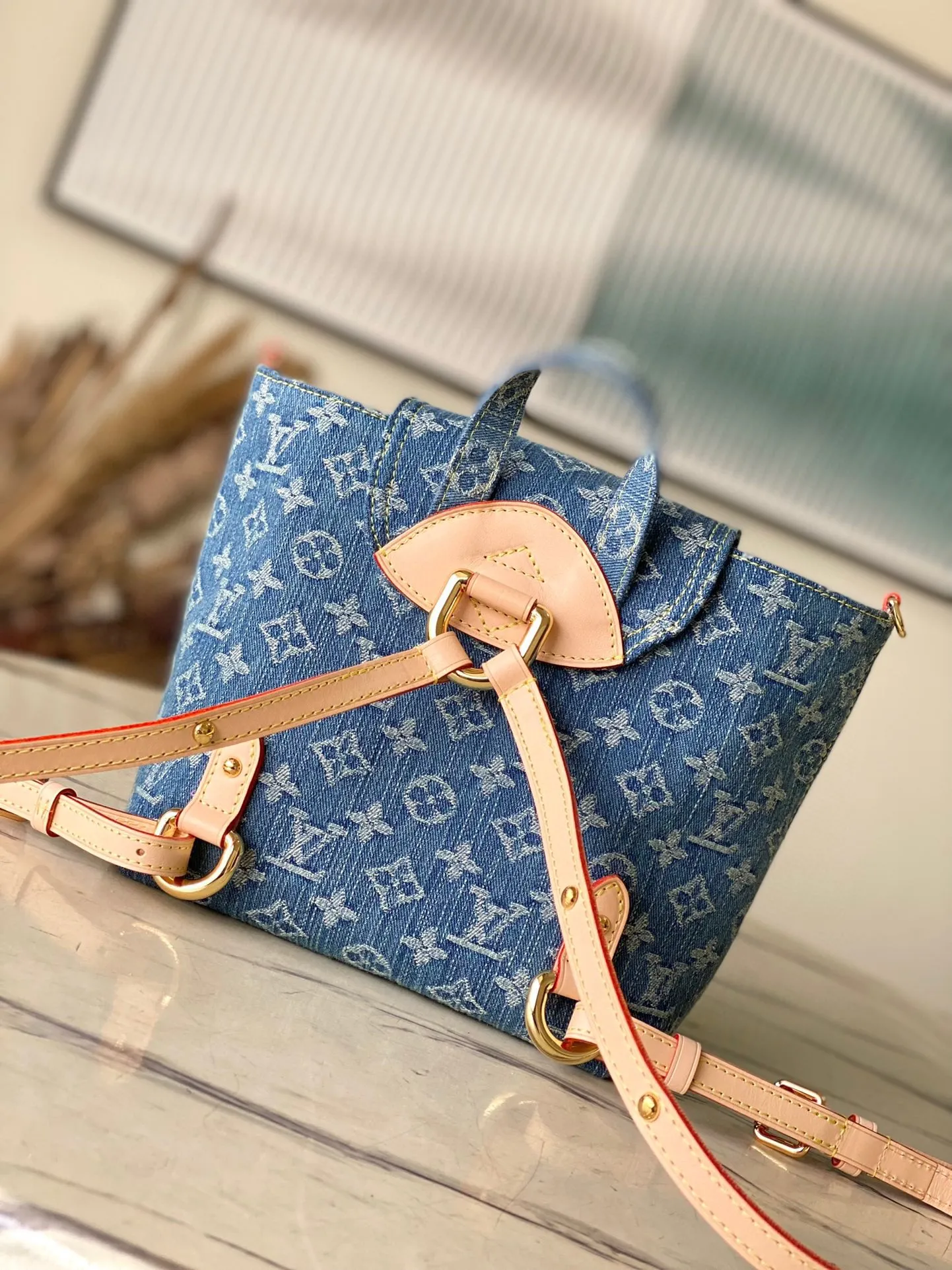 💰1060 The top original M46836 Venice backpack is really amazing! ! ! Of course, the newly launched denim series is indispensable for such a cute little backpack, Venice. It is made of Monogram Denim canvas and has eye-catching buckles to open the flap and front cover. The compact structure contains ample space and can easily accommodate daily necessities such as iPhone 14pro max Djh keys, wallet and sunglasses. The denim presbyopia is good-looking and durable, classic and retro, and the shoulder straps free up your hands ~ a perfect tool for lazy people! The most important thing is that it looks great no matter how you carry it! Dimensions: 20 × 20 × 11 cm