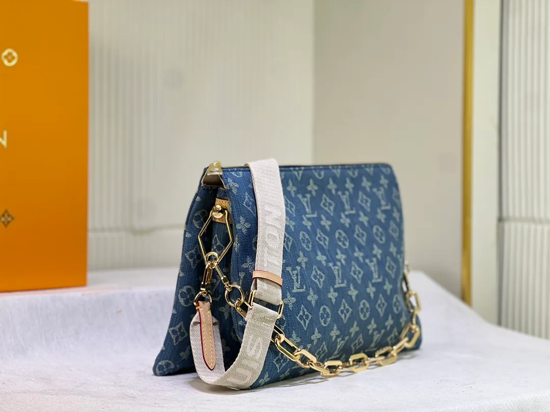 Batch 300💰 Discolored yellow leather Upgraded original M57790 M24564 This Coussin medium handbag is made of new season cotton denim to give it a refreshing atmosphere, and relies on bleaching and sand washing processes to achieve a unique look. With the detachable thick chain and wide fabric shoulder strap, the lightweight carrying experience has been upgraded again. Dimensions: 34x24x12cm