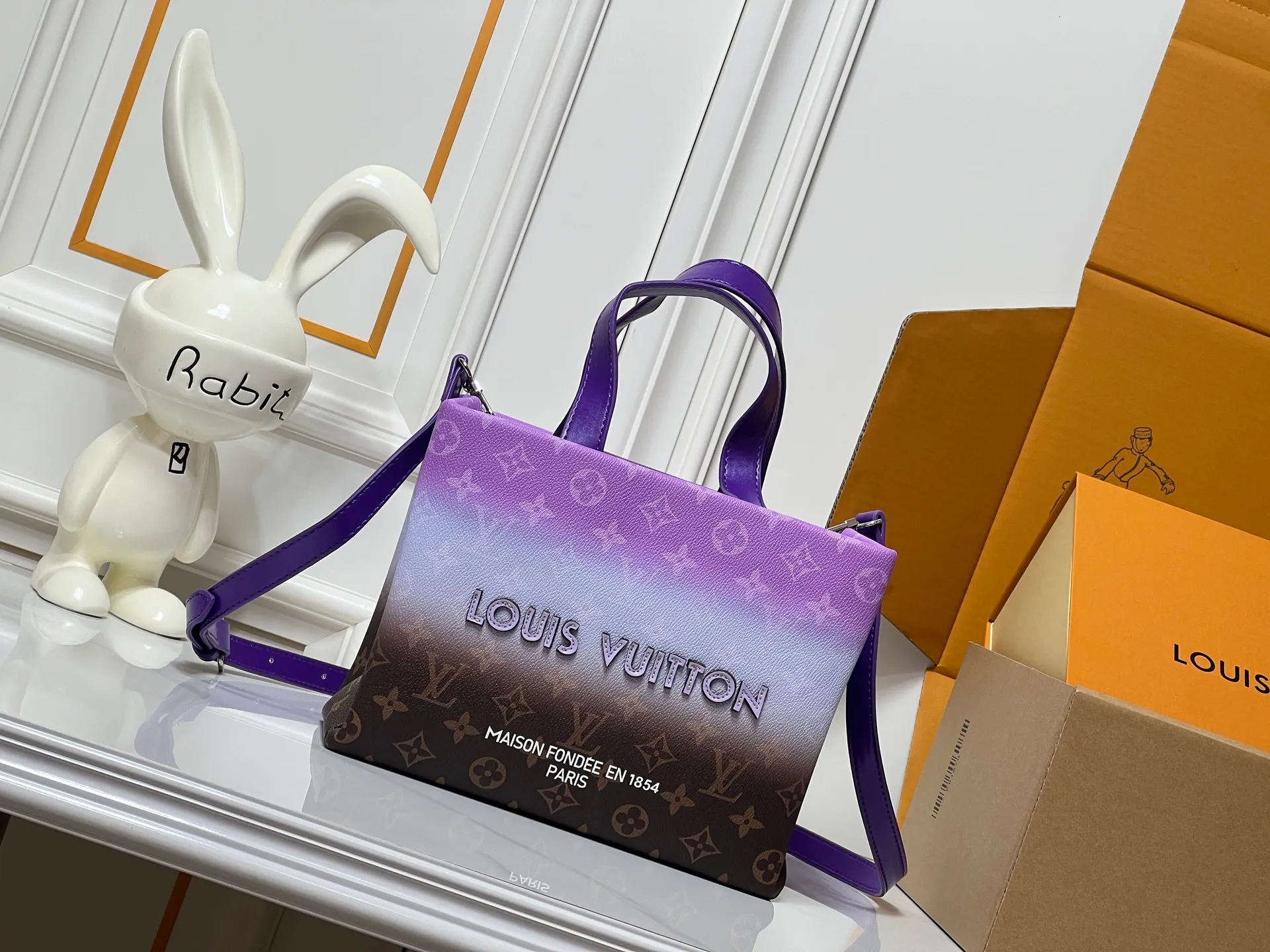 Batch 260💰M13940 Gradient Purple Gradient Pink Gradient Blue Khaki Color Check Black Check Presbyopia Orange Black Green Pink PHARREL and NIGO collection’s joint series top original order This Shopper medium handbag draws inspiration from Louis Vuitton shopping bags, expressing Louis Vuitton and Maison Fondée En 1854 in soft cow leather Lettering, top handle and removable shoulder strap. 25x19x11 • Cow leather • Cow leather trim • Textile lining • Metal hardware • Musketon closure • Main compartment • Zip pocket • Double patch pockets • Handles: Double handle