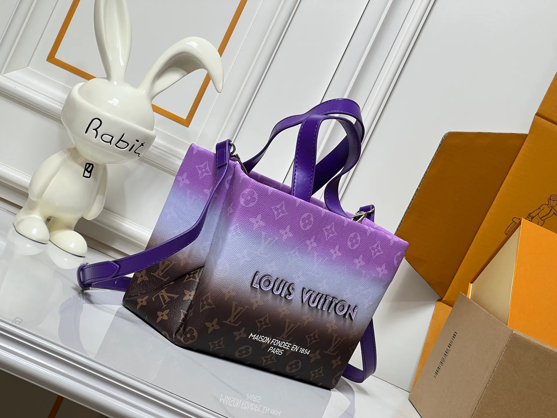 Batch 260💰M13940 Gradient Purple Gradient Pink Gradient Blue Khaki Color Check Black Check Presbyopia Orange Black Green Pink PHARREL and NIGO collection’s joint series top original order This Shopper medium handbag draws inspiration from Louis Vuitton shopping bags, expressing Louis Vuitton and Maison Fondée En 1854 in soft cow leather Lettering, top handle and removable shoulder strap. 25x19x11 • Cow leather • Cow leather trim • Textile lining • Metal hardware • Musketon closure • Main compartment • Zip pocket • Double patch pockets • Handles: Double handle