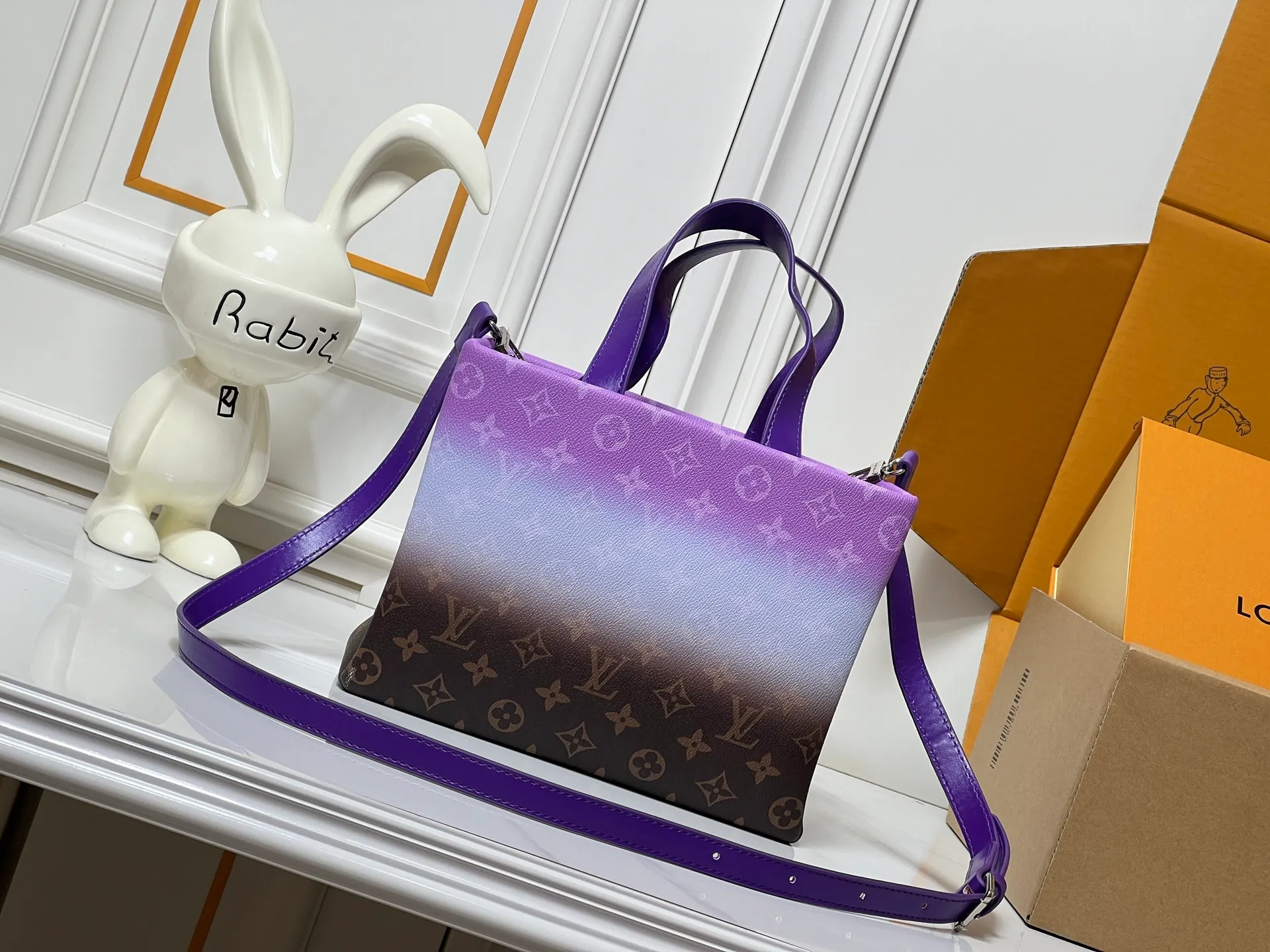 Batch 260💰M13940 Gradient Purple Gradient Pink Gradient Blue Khaki Color Check Black Check Presbyopia Orange Black Green Pink PHARREL and NIGO collection’s joint series top original order This Shopper medium handbag draws inspiration from Louis Vuitton shopping bags, expressing Louis Vuitton and Maison Fondée En 1854 in soft cow leather Lettering, top handle and removable shoulder strap. 25x19x11 • Cow leather • Cow leather trim • Textile lining • Metal hardware • Musketon closure • Main compartment • Zip pocket • Double patch pockets • Handles: Double handle