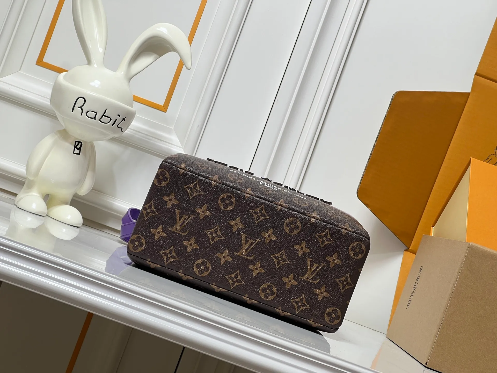 Batch 260💰M13940 Gradient Purple Gradient Pink Gradient Blue Khaki Color Check Black Check Presbyopia Orange Black Green Pink PHARREL and NIGO collection’s joint series top original order This Shopper medium handbag draws inspiration from Louis Vuitton shopping bags, expressing Louis Vuitton and Maison Fondée En 1854 in soft cow leather Lettering, top handle and removable shoulder strap. 25x19x11 • Cow leather • Cow leather trim • Textile lining • Metal hardware • Musketon closure • Main compartment • Zip pocket • Double patch pockets • Handles: Double handle