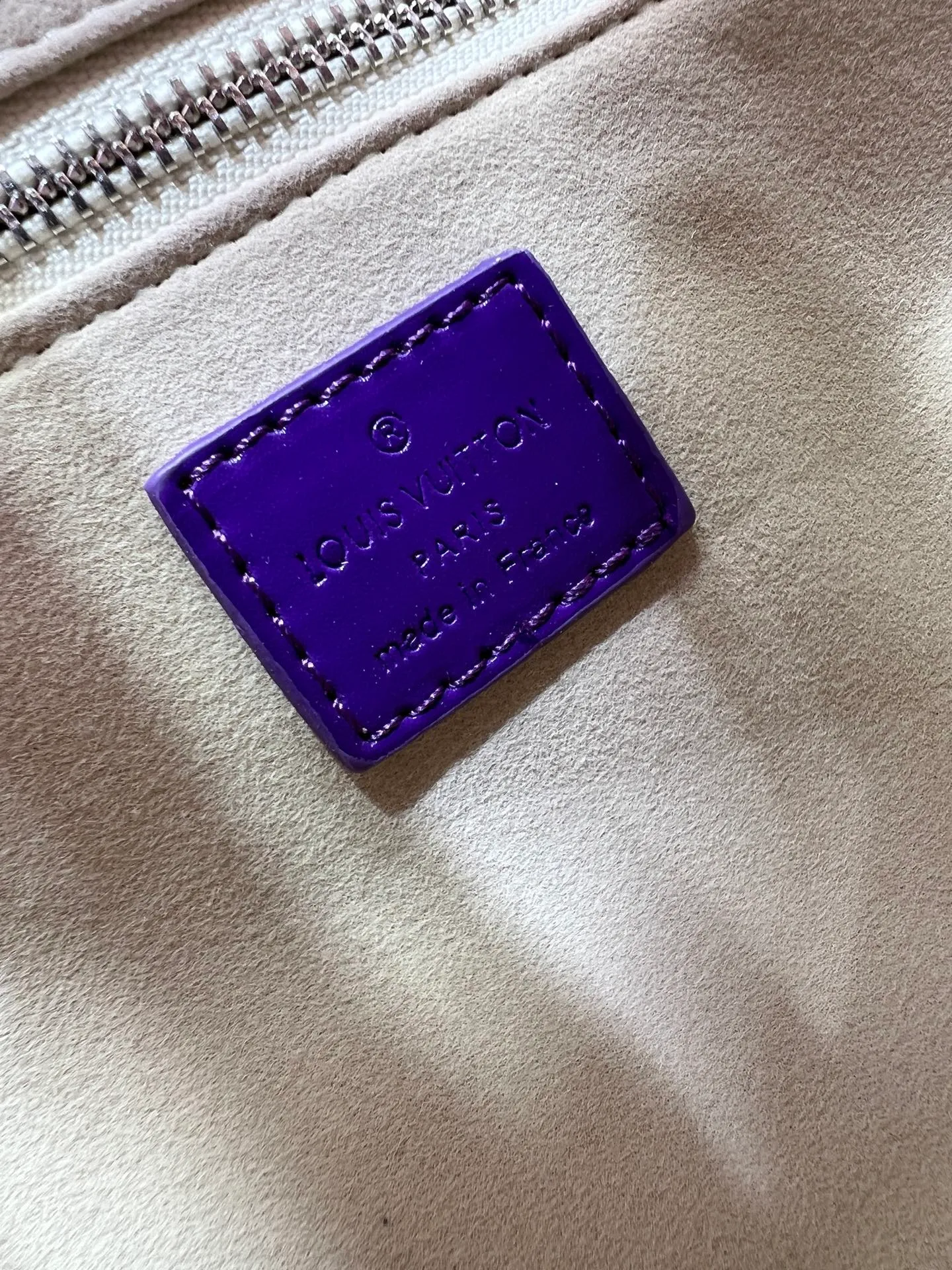 Batch 260💰M13940 Gradient Purple Gradient Pink Gradient Blue Khaki Color Check Black Check Presbyopia Orange Black Green Pink PHARREL and NIGO collection’s joint series top original order This Shopper medium handbag draws inspiration from Louis Vuitton shopping bags, expressing Louis Vuitton and Maison Fondée En 1854 in soft cow leather Lettering, top handle and removable shoulder strap. 25x19x11 • Cow leather • Cow leather trim • Textile lining • Metal hardware • Musketon closure • Main compartment • Zip pocket • Double patch pockets • Handles: Double handle