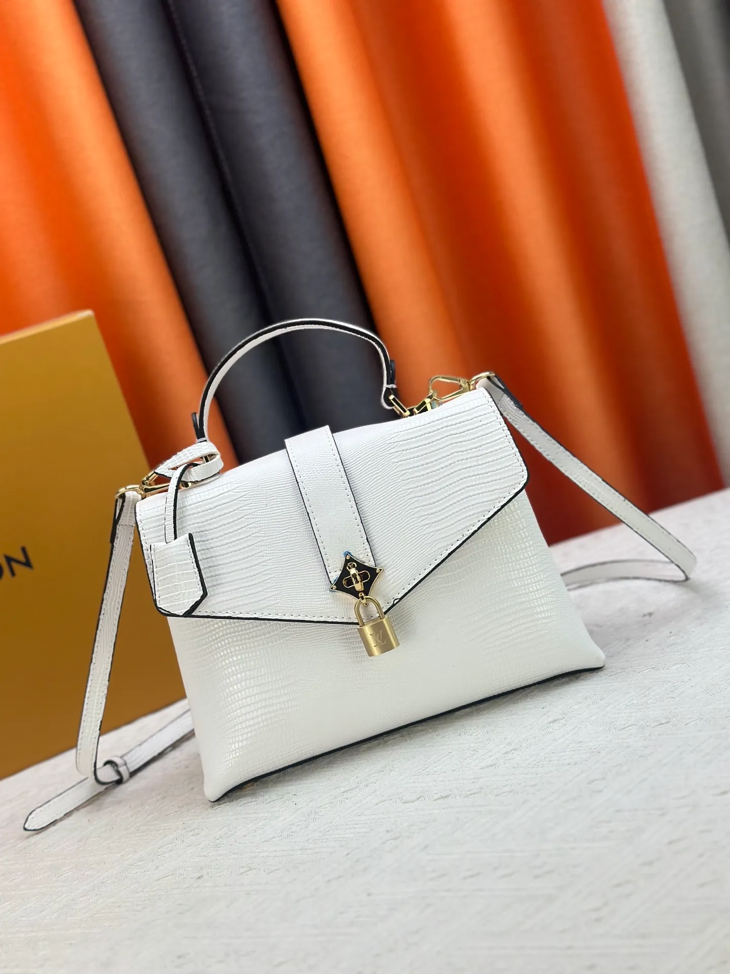 P300 M80527 N82033.N98925 Crocodile black N98928.N80432 Crocodile pink N99017 Crocodile gray N84714 Himalayan N86012 black with crocodile Rose des Vents small handbag is made of smooth and grained calfskin to outline elegant lines, embellished with golden LV padlocks to shine. Clever use of the top handle and detachable and adjustable shoulder strap create an elegant elbow or practical cross-body style for everyday travel. Medium size Length 27 Width 11 Height 19