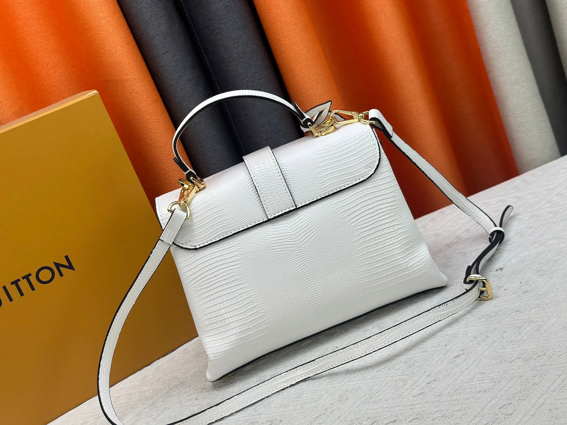 P300 M80527 N82033.N98925 Crocodile black N98928.N80432 Crocodile pink N99017 Crocodile gray N84714 Himalayan N86012 black with crocodile Rose des Vents small handbag is made of smooth and grained calfskin to outline elegant lines, embellished with golden LV padlocks to shine. Clever use of the top handle and detachable and adjustable shoulder strap create an elegant elbow or practical cross-body style for everyday travel. Medium size Length 27 Width 11 Height 19