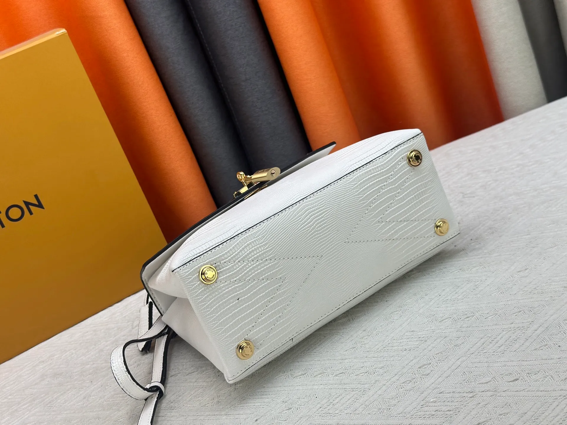P300 M80527 N82033.N98925 Crocodile black N98928.N80432 Crocodile pink N99017 Crocodile gray N84714 Himalayan N86012 black with crocodile Rose des Vents small handbag is made of smooth and grained calfskin to outline elegant lines, embellished with golden LV padlocks to shine. Clever use of the top handle and detachable and adjustable shoulder strap create an elegant elbow or practical cross-body style for everyday travel. Medium size Length 27 Width 11 Height 19