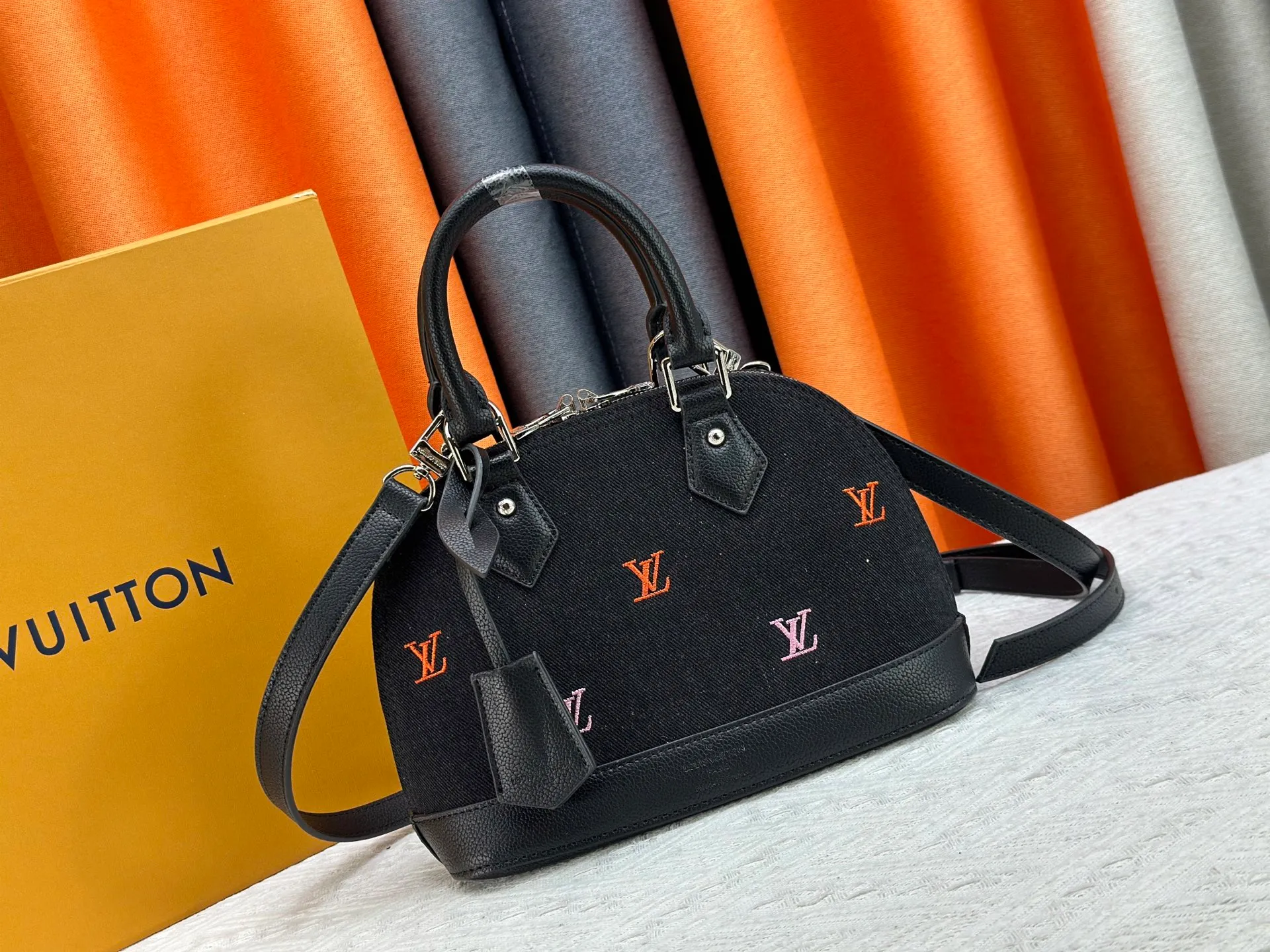 P320 black denim M13104, M53152, M13670, one of Louis Vuitton's iconic handbags with the crispest design structure. Its prototype is a piece designed by Gaston Vuitton and named after the Alma Bridge, which connects two adjacent fashionable districts in Paris. Signature Monogram canvas gives it a classic feel. Dimensions: 25 x 19 x 12 cm (length x height x width)