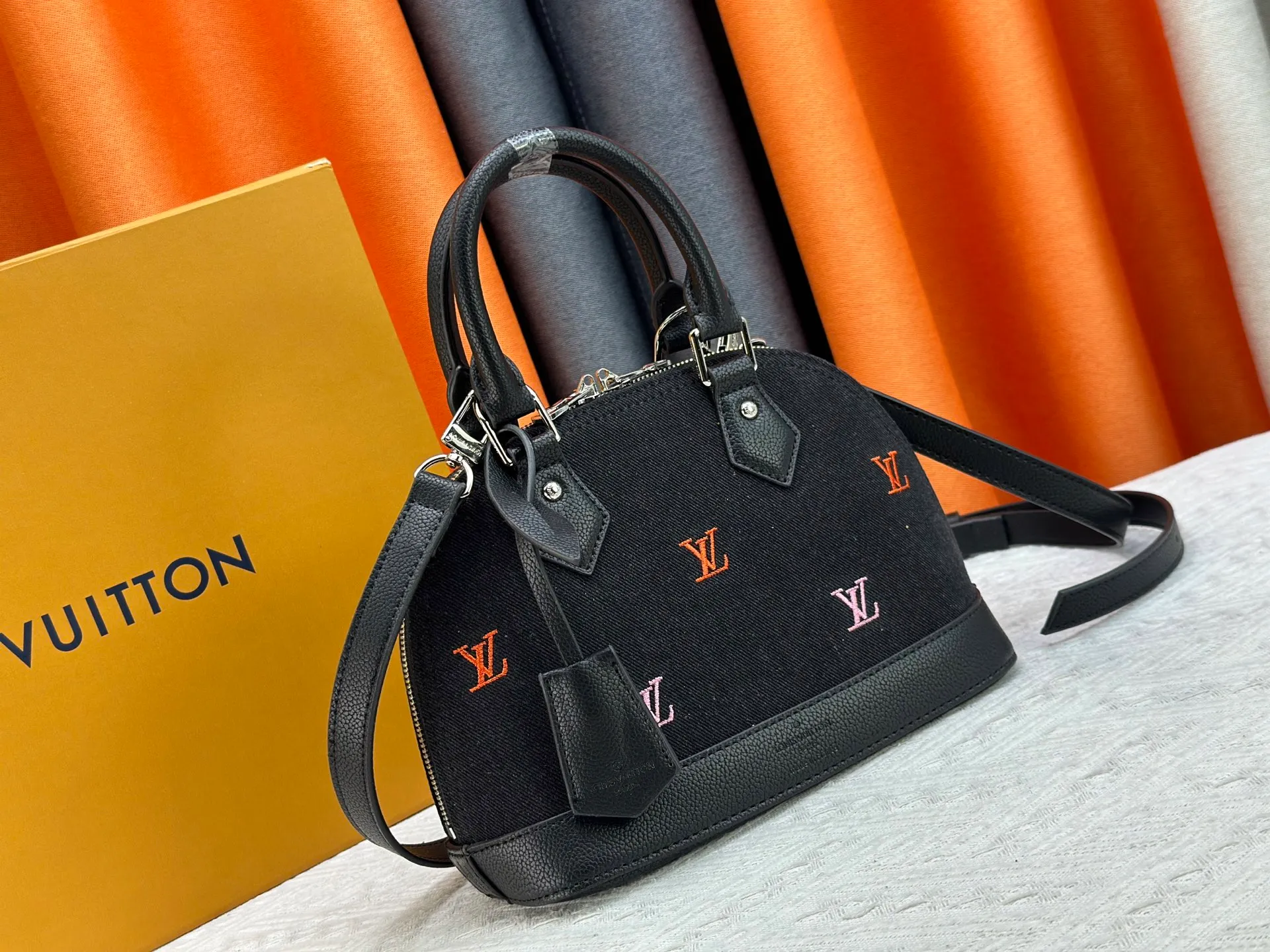 P320 black denim M13104, M53152, M13670, one of Louis Vuitton's iconic handbags with the crispest design structure. Its prototype is a piece designed by Gaston Vuitton and named after the Alma Bridge, which connects two adjacent fashionable districts in Paris. Signature Monogram canvas gives it a classic feel. Dimensions: 25 x 19 x 12 cm (length x height x width)