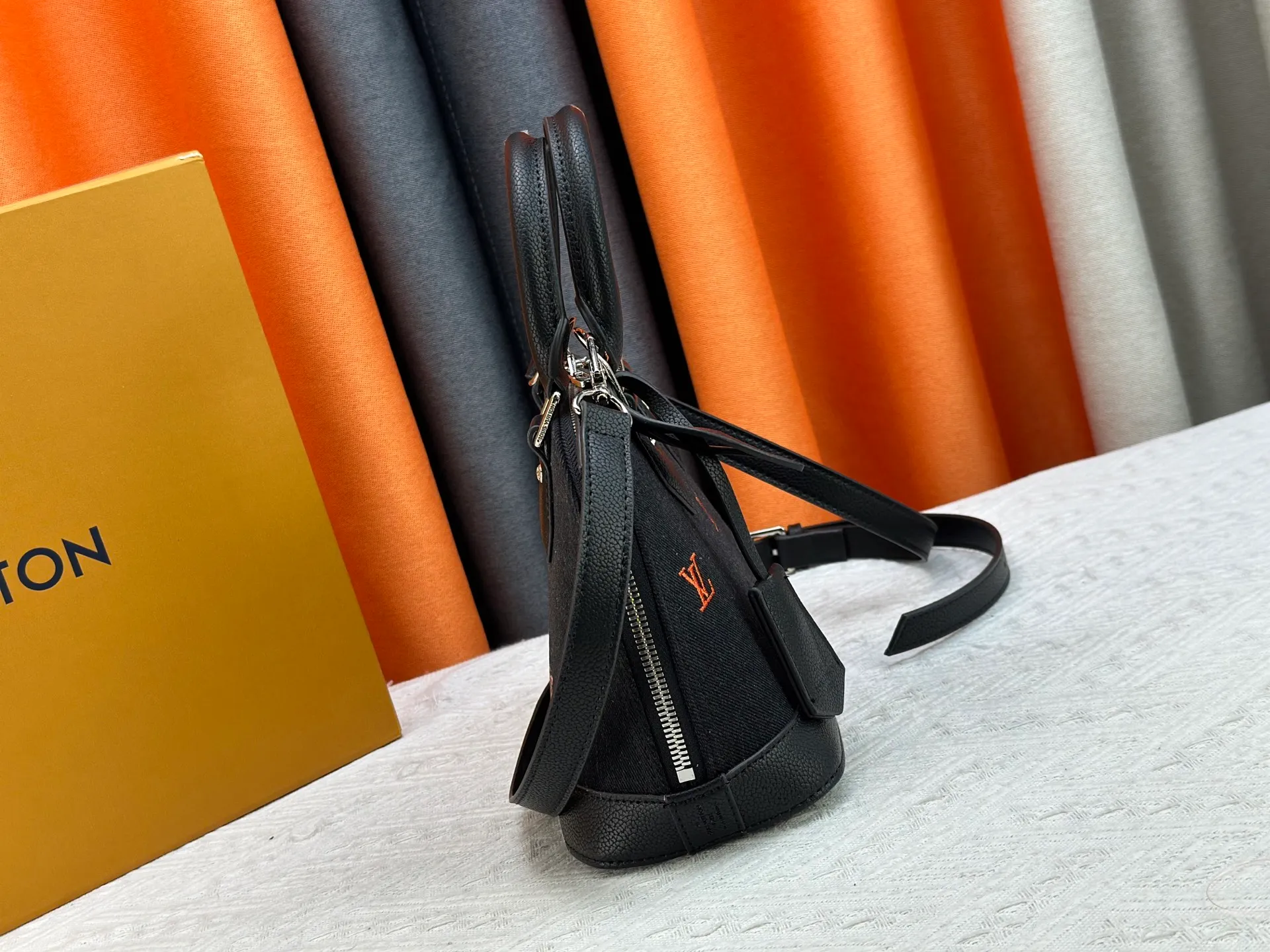 P320 black denim M13104, M53152, M13670, one of Louis Vuitton's iconic handbags with the crispest design structure. Its prototype is a piece designed by Gaston Vuitton and named after the Alma Bridge, which connects two adjacent fashionable districts in Paris. Signature Monogram canvas gives it a classic feel. Dimensions: 25 x 19 x 12 cm (length x height x width)