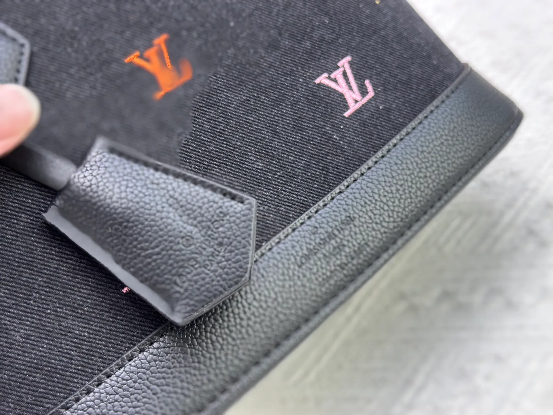 P320 black denim M13104, M53152, M13670, one of Louis Vuitton's iconic handbags with the crispest design structure. Its prototype is a piece designed by Gaston Vuitton and named after the Alma Bridge, which connects two adjacent fashionable districts in Paris. Signature Monogram canvas gives it a classic feel. Dimensions: 25 x 19 x 12 cm (length x height x width)