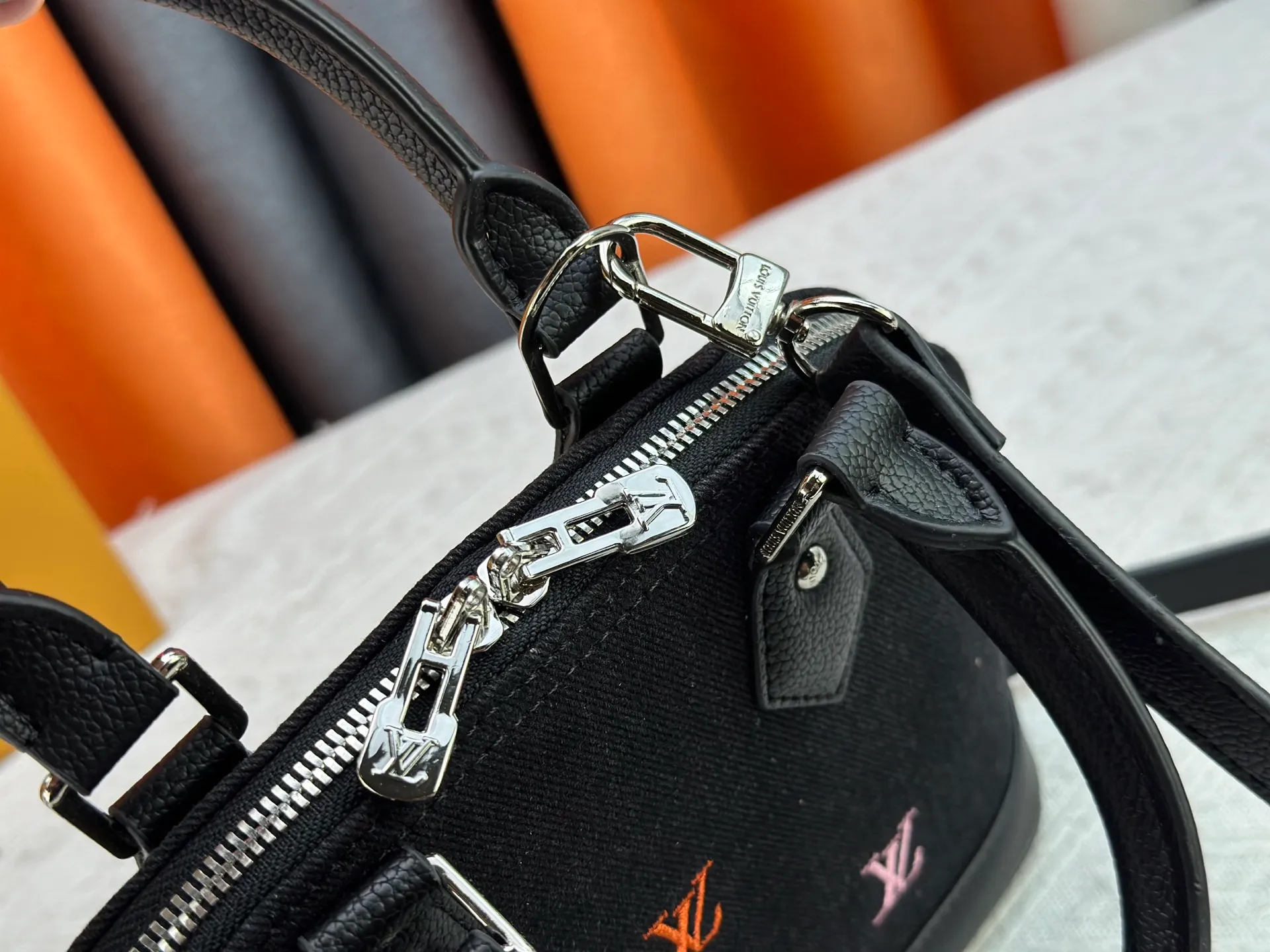 P320 black denim M13104, M53152, M13670, one of Louis Vuitton's iconic handbags with the crispest design structure. Its prototype is a piece designed by Gaston Vuitton and named after the Alma Bridge, which connects two adjacent fashionable districts in Paris. Signature Monogram canvas gives it a classic feel. Dimensions: 25 x 19 x 12 cm (length x height x width)