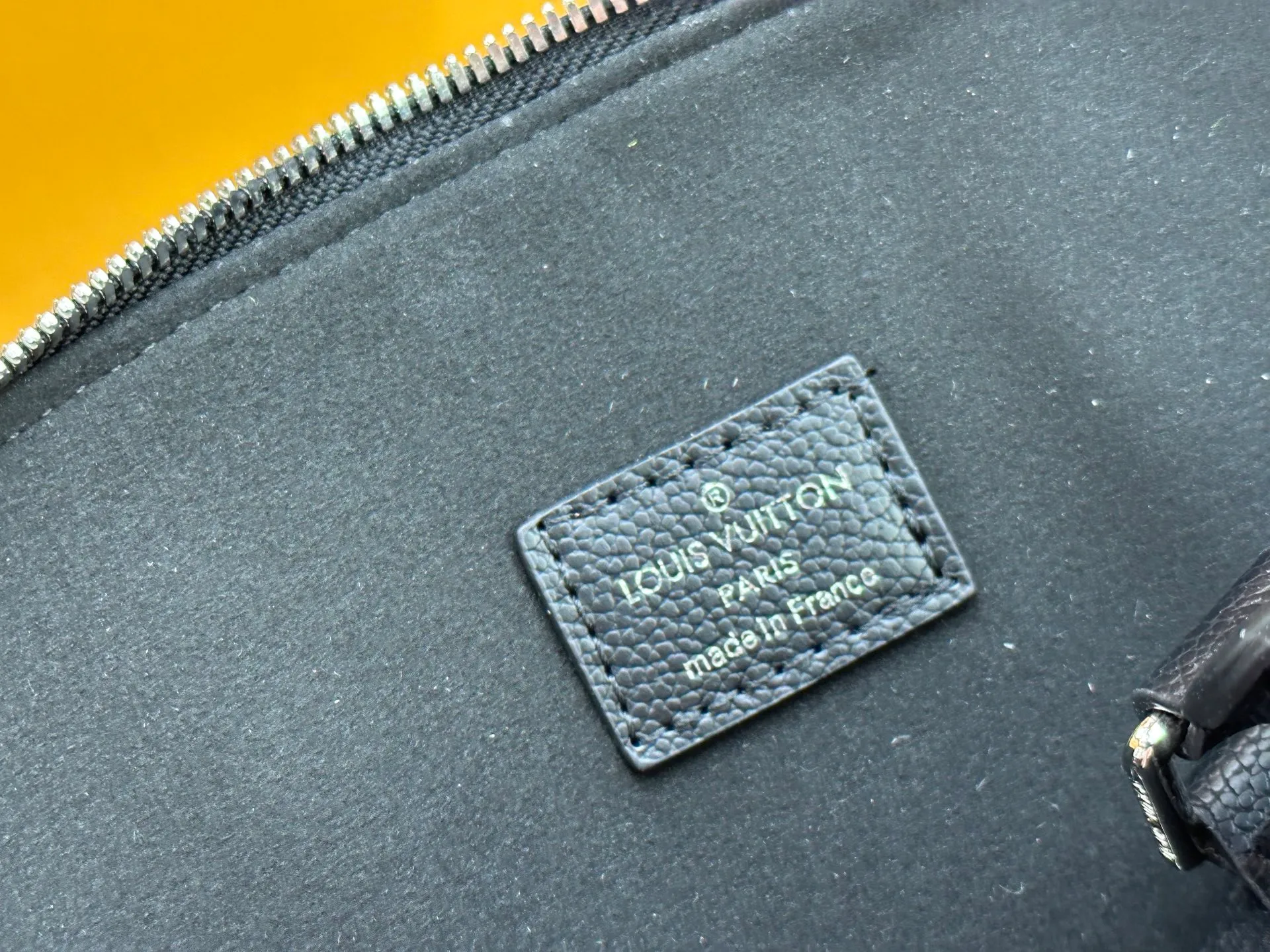 P320 black denim M13104, M53152, M13670, one of Louis Vuitton's iconic handbags with the crispest design structure. Its prototype is a piece designed by Gaston Vuitton and named after the Alma Bridge, which connects two adjacent fashionable districts in Paris. Signature Monogram canvas gives it a classic feel. Dimensions: 25 x 19 x 12 cm (length x height x width)