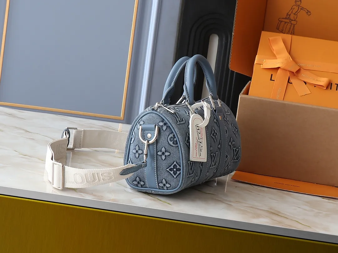 💰240💰Upgraded from the original M22762. This Keepall Bandoulière 25 handbag displays the vintage texture of Monogram Washed Demin canvas. The Monogram pattern is outlined with embossing and hand-painting techniques, as if it were a faded denim that has been baptized by time. It is paired with a retro-style nameplate and a detachable and adjustable shoulder strap. 25.0 x 15.0 x 11.0 cm (length x height x width)