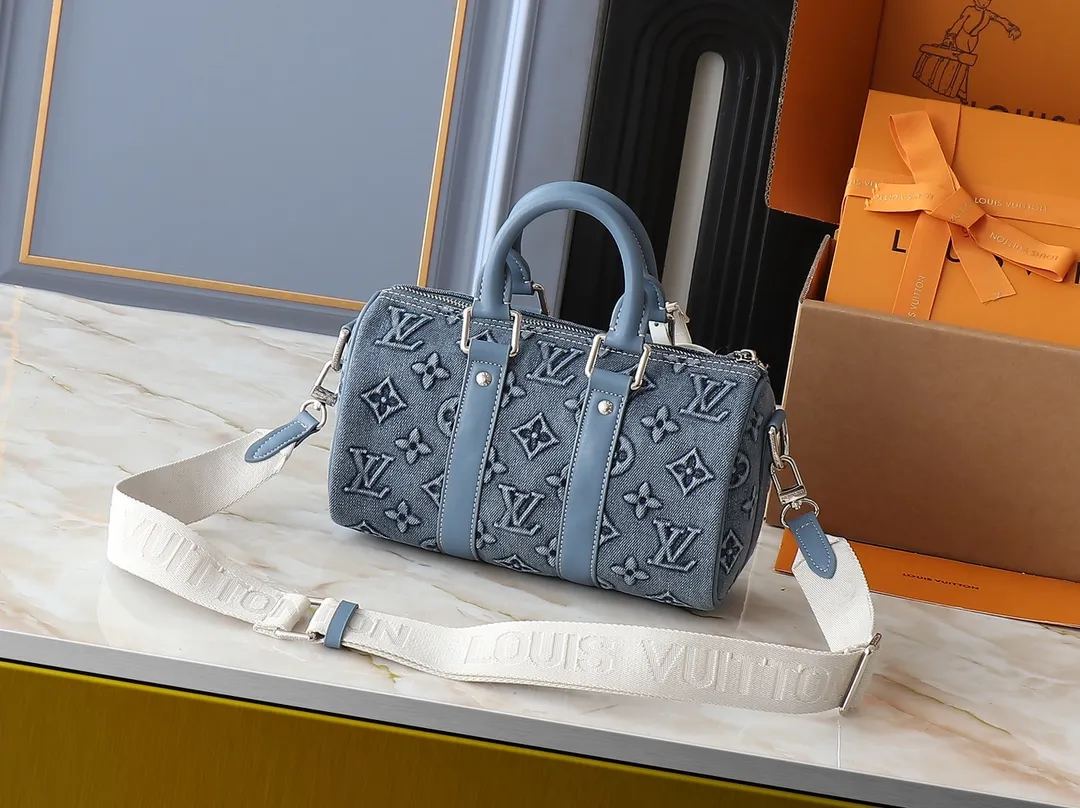 💰240💰Upgraded from the original M22762. This Keepall Bandoulière 25 handbag displays the vintage texture of Monogram Washed Demin canvas. The Monogram pattern is outlined with embossing and hand-painting techniques, as if it were a faded denim that has been baptized by time. It is paired with a retro-style nameplate and a detachable and adjustable shoulder strap. 25.0 x 15.0 x 11.0 cm (length x height x width)