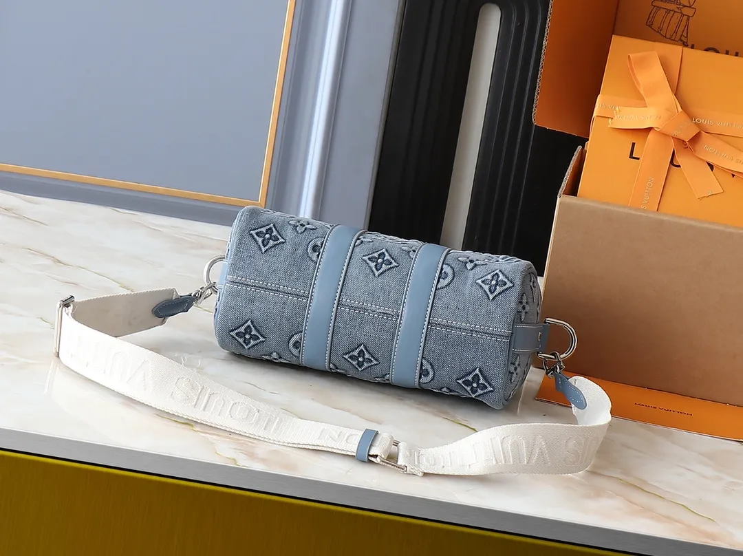 💰240💰Upgraded from the original M22762. This Keepall Bandoulière 25 handbag displays the vintage texture of Monogram Washed Demin canvas. The Monogram pattern is outlined with embossing and hand-painting techniques, as if it were a faded denim that has been baptized by time. It is paired with a retro-style nameplate and a detachable and adjustable shoulder strap. 25.0 x 15.0 x 11.0 cm (length x height x width)