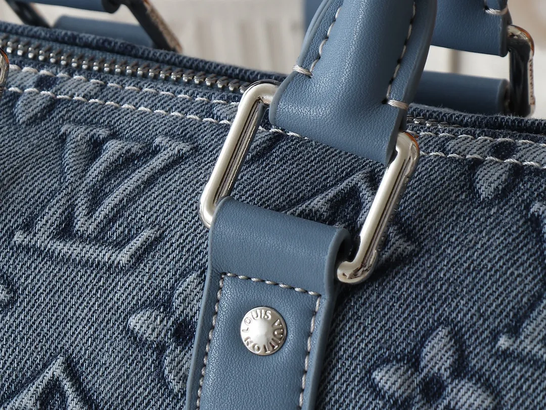 💰240💰Upgraded from the original M22762. This Keepall Bandoulière 25 handbag displays the vintage texture of Monogram Washed Demin canvas. The Monogram pattern is outlined with embossing and hand-painting techniques, as if it were a faded denim that has been baptized by time. It is paired with a retro-style nameplate and a detachable and adjustable shoulder strap. 25.0 x 15.0 x 11.0 cm (length x height x width)