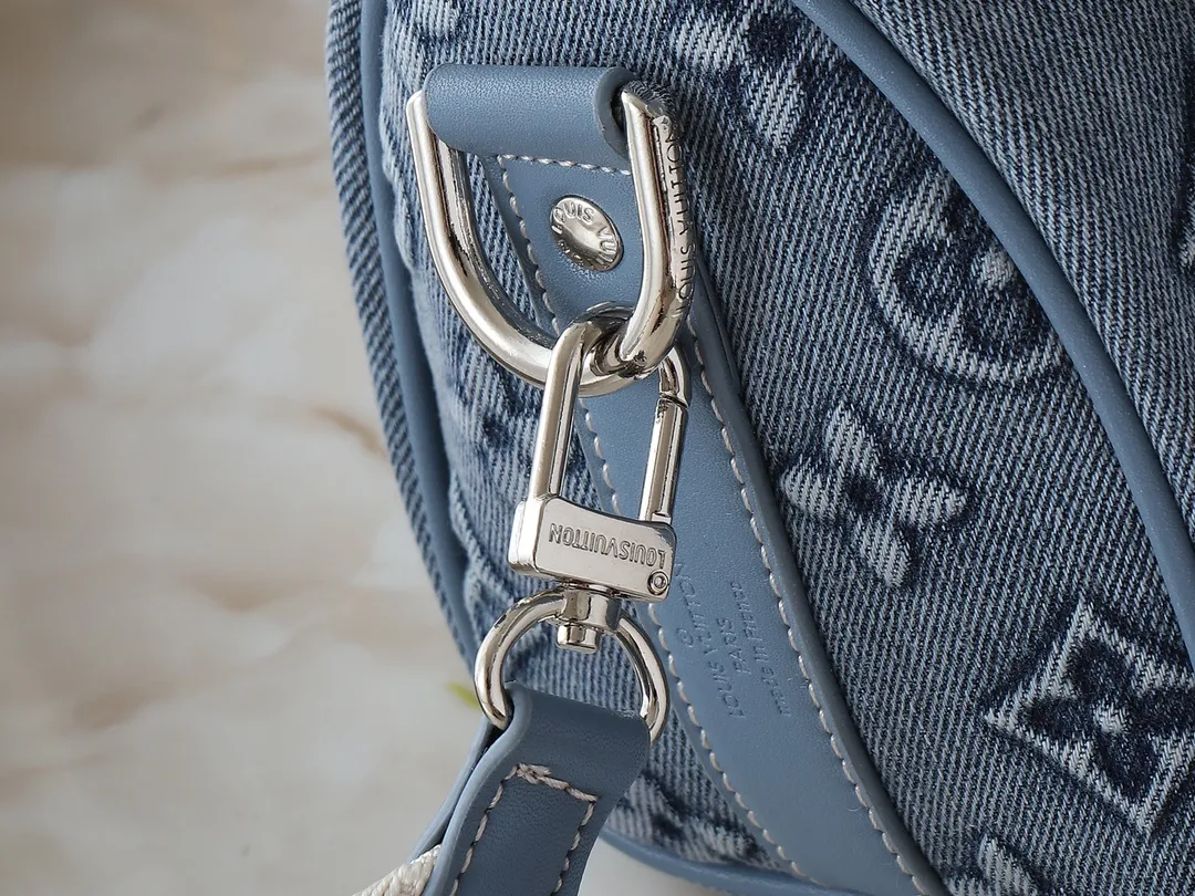 💰240💰Upgraded from the original M22762. This Keepall Bandoulière 25 handbag displays the vintage texture of Monogram Washed Demin canvas. The Monogram pattern is outlined with embossing and hand-painting techniques, as if it were a faded denim that has been baptized by time. It is paired with a retro-style nameplate and a detachable and adjustable shoulder strap. 25.0 x 15.0 x 11.0 cm (length x height x width)