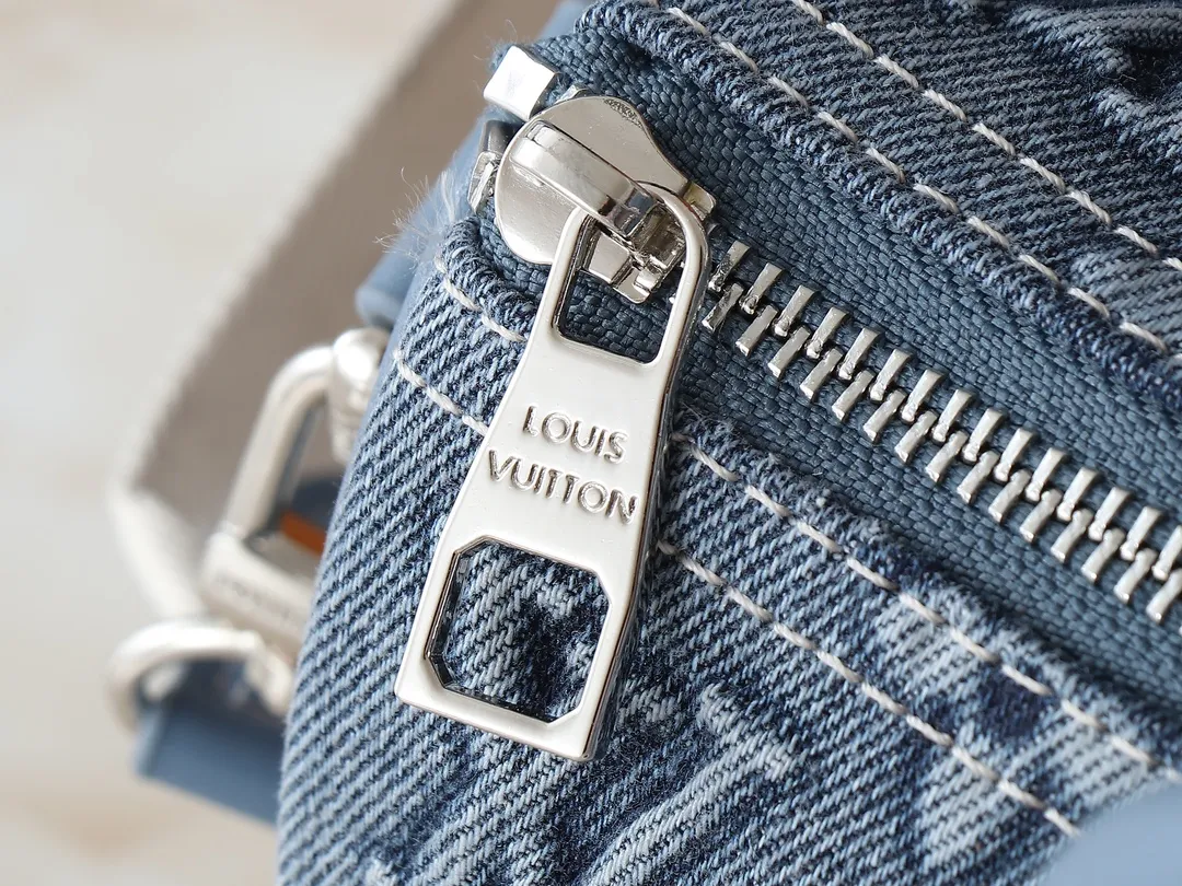💰240💰Upgraded from the original M22762. This Keepall Bandoulière 25 handbag displays the vintage texture of Monogram Washed Demin canvas. The Monogram pattern is outlined with embossing and hand-painting techniques, as if it were a faded denim that has been baptized by time. It is paired with a retro-style nameplate and a detachable and adjustable shoulder strap. 25.0 x 15.0 x 11.0 cm (length x height x width)