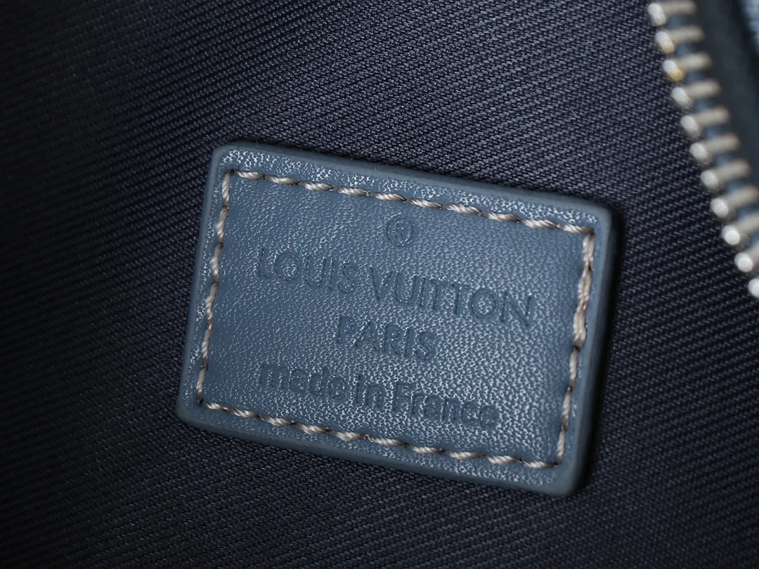 💰240💰Upgraded from the original M22762. This Keepall Bandoulière 25 handbag displays the vintage texture of Monogram Washed Demin canvas. The Monogram pattern is outlined with embossing and hand-painting techniques, as if it were a faded denim that has been baptized by time. It is paired with a retro-style nameplate and a detachable and adjustable shoulder strap. 25.0 x 15.0 x 11.0 cm (length x height x width)