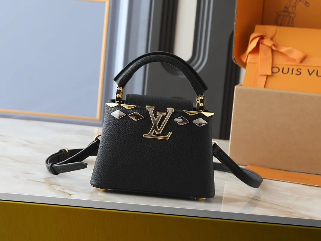💰380💰Guangzhou goods Upgraded original M12135 M11964 M12751 This Capucines mini handbag is made of Taurillon cow leather, and the upper edge of the Malletage is shaped with shiny diamond-shaped metal elements, highlighting the new design of the season. The flip cover provides two styles: external or internal storage, and the ample compartments inside can accommodate all your travel needs. Dimensions: 21.0 x 13.6 x 8.0 cm (length x height x width)
