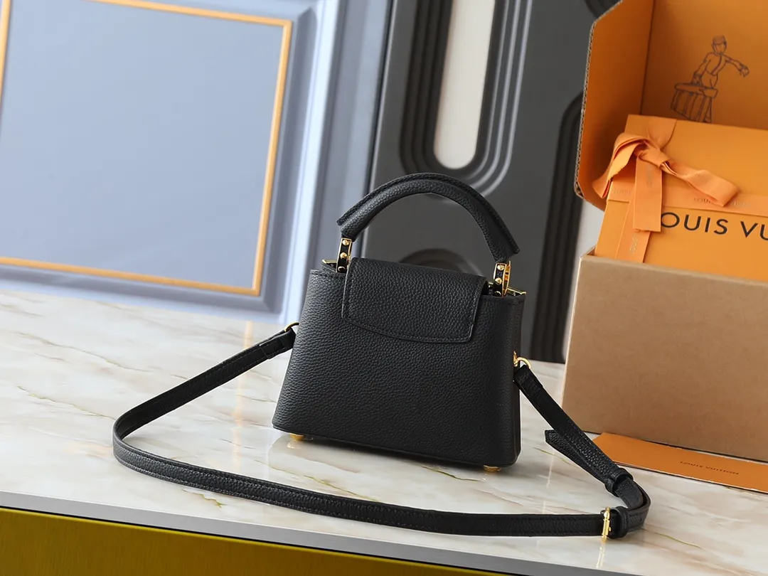 💰380💰Guangzhou goods Upgraded original M12135 M11964 M12751 This Capucines mini handbag is made of Taurillon cow leather, and the upper edge of the Malletage is shaped with shiny diamond-shaped metal elements, highlighting the new design of the season. The flip cover provides two styles: external or internal storage, and the ample compartments inside can accommodate all your travel needs. Dimensions: 21.0 x 13.6 x 8.0 cm (length x height x width)