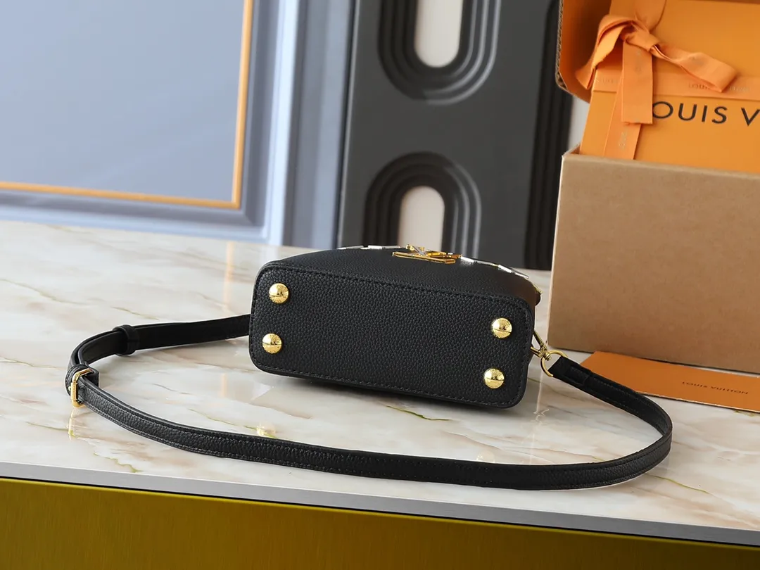 💰380💰Guangzhou goods Upgraded original M12135 M11964 M12751 This Capucines mini handbag is made of Taurillon cow leather, and the upper edge of the Malletage is shaped with shiny diamond-shaped metal elements, highlighting the new design of the season. The flip cover provides two styles: external or internal storage, and the ample compartments inside can accommodate all your travel needs. Dimensions: 21.0 x 13.6 x 8.0 cm (length x height x width)