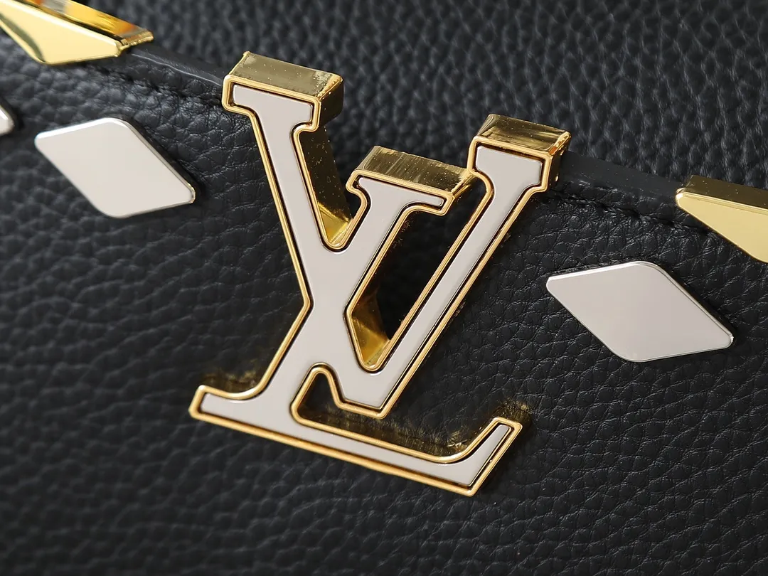 💰380💰Guangzhou goods Upgraded original M12135 M11964 M12751 This Capucines mini handbag is made of Taurillon cow leather, and the upper edge of the Malletage is shaped with shiny diamond-shaped metal elements, highlighting the new design of the season. The flip cover provides two styles: external or internal storage, and the ample compartments inside can accommodate all your travel needs. Dimensions: 21.0 x 13.6 x 8.0 cm (length x height x width)