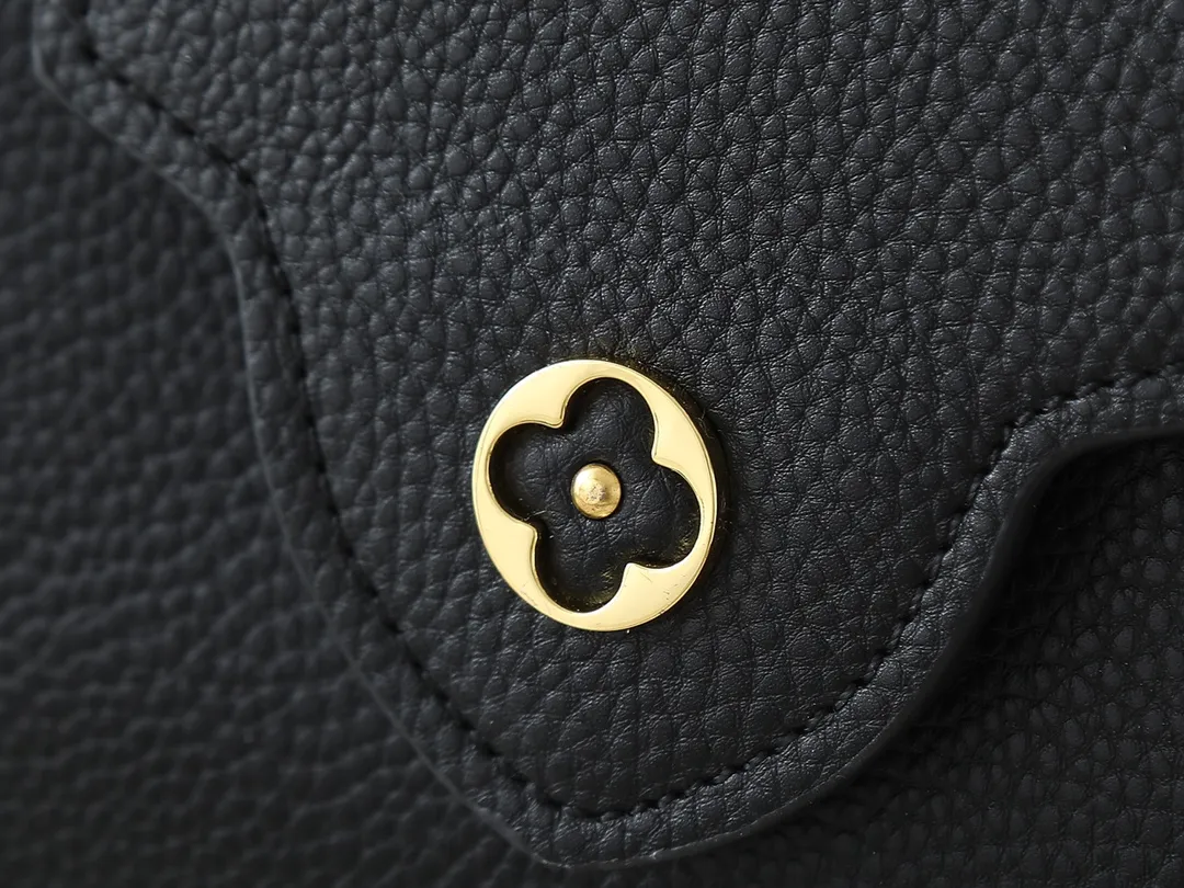 💰380💰Guangzhou goods Upgraded original M12135 M11964 M12751 This Capucines mini handbag is made of Taurillon cow leather, and the upper edge of the Malletage is shaped with shiny diamond-shaped metal elements, highlighting the new design of the season. The flip cover provides two styles: external or internal storage, and the ample compartments inside can accommodate all your travel needs. Dimensions: 21.0 x 13.6 x 8.0 cm (length x height x width)