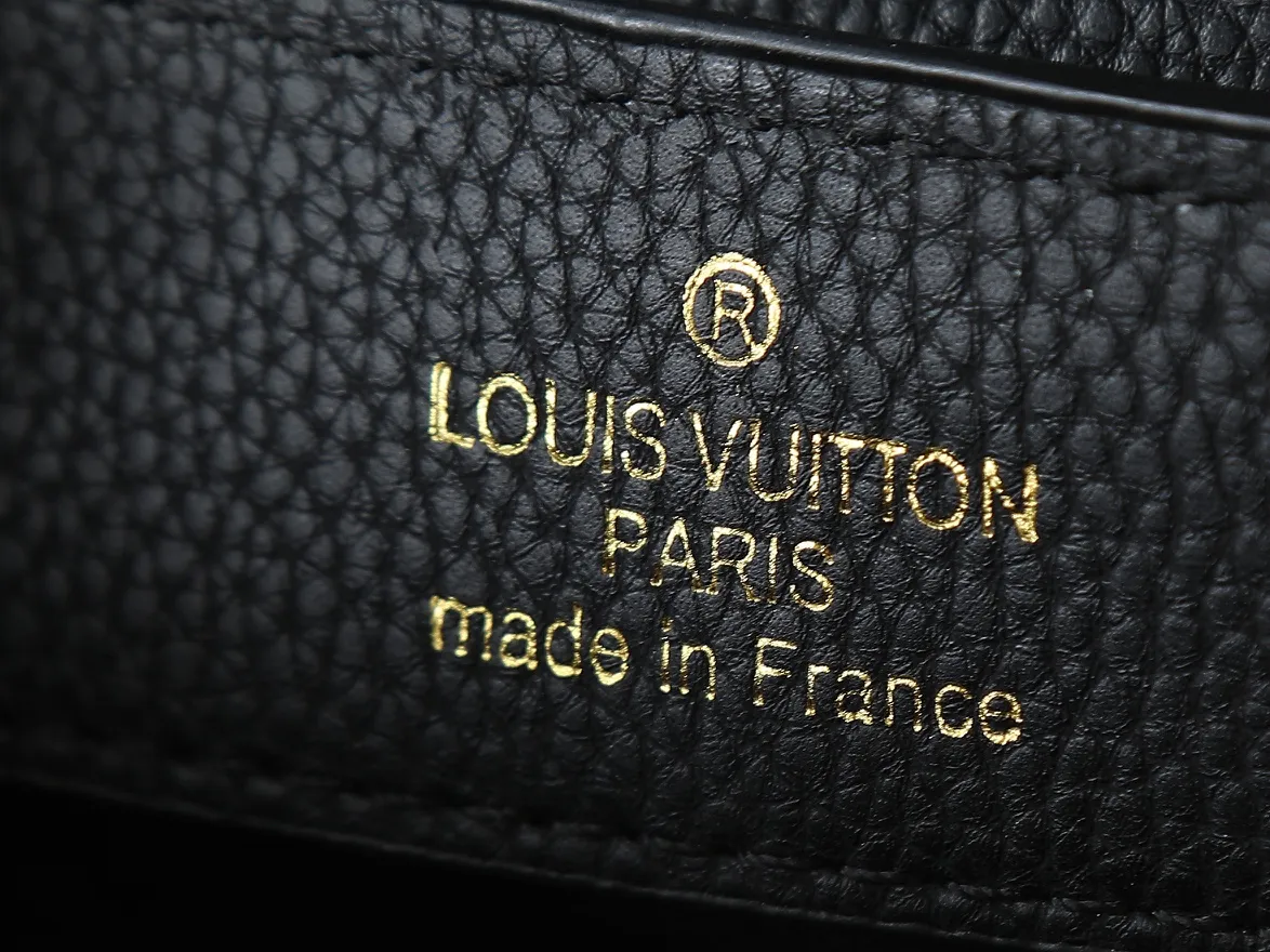 💰380💰Guangzhou goods Upgraded original M12135 M11964 M12751 This Capucines mini handbag is made of Taurillon cow leather, and the upper edge of the Malletage is shaped with shiny diamond-shaped metal elements, highlighting the new design of the season. The flip cover provides two styles: external or internal storage, and the ample compartments inside can accommodate all your travel needs. Dimensions: 21.0 x 13.6 x 8.0 cm (length x height x width)