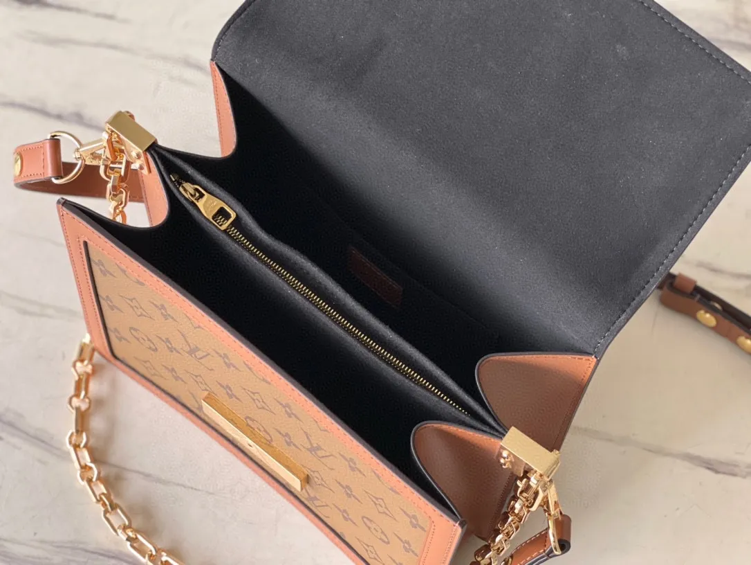 💰880 (steel hardware) top original order M45958 medium size New work in the classic Dauphine handbag series: from the 2019 early spring series, an improved design by Nicolas Ghesquière, the artistic director of women's wear. Combining Monogram canvas and Monogram Reverse canvas, equipped with chain straps and magnetic buckles, it shows the brand's tradition in a modern style and shows its fashionable endowment. Dimensions: 25 x 17 x 10.5 cm