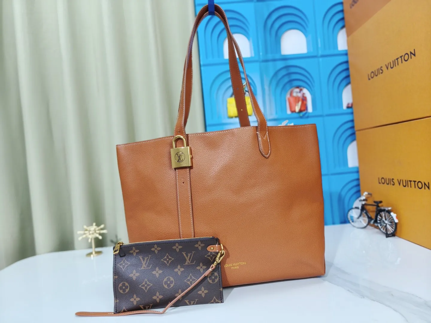 P280💰 Upgraded from the original M25341 M25342 M25343 This medium-sized Low Key Cabas handbag is wrapped in soft grained cow leather and lined with suede leather, creating a luxurious style with ingenuity. The brand's iconic padlock demonstrates an eclectic mix of elegant aesthetics and security features. The adjustable handle enables you to switch between hand-held and long- or short-shoulder carry. Dimensions: 47.0 x 30.0 x 14.0 cm