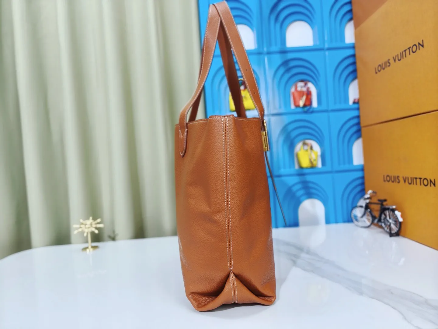 P280💰 Upgraded from the original M25341 M25342 M25343 This medium-sized Low Key Cabas handbag is wrapped in soft grained cow leather and lined with suede leather, creating a luxurious style with ingenuity. The brand's iconic padlock demonstrates an eclectic mix of elegant aesthetics and security features. The adjustable handle enables you to switch between hand-held and long- or short-shoulder carry. Dimensions: 47.0 x 30.0 x 14.0 cm