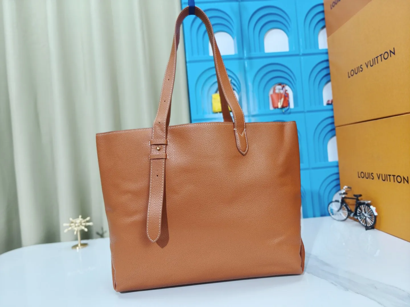 P280💰 Upgraded from the original M25341 M25342 M25343 This medium-sized Low Key Cabas handbag is wrapped in soft grained cow leather and lined with suede leather, creating a luxurious style with ingenuity. The brand's iconic padlock demonstrates an eclectic mix of elegant aesthetics and security features. The adjustable handle enables you to switch between hand-held and long- or short-shoulder carry. Dimensions: 47.0 x 30.0 x 14.0 cm