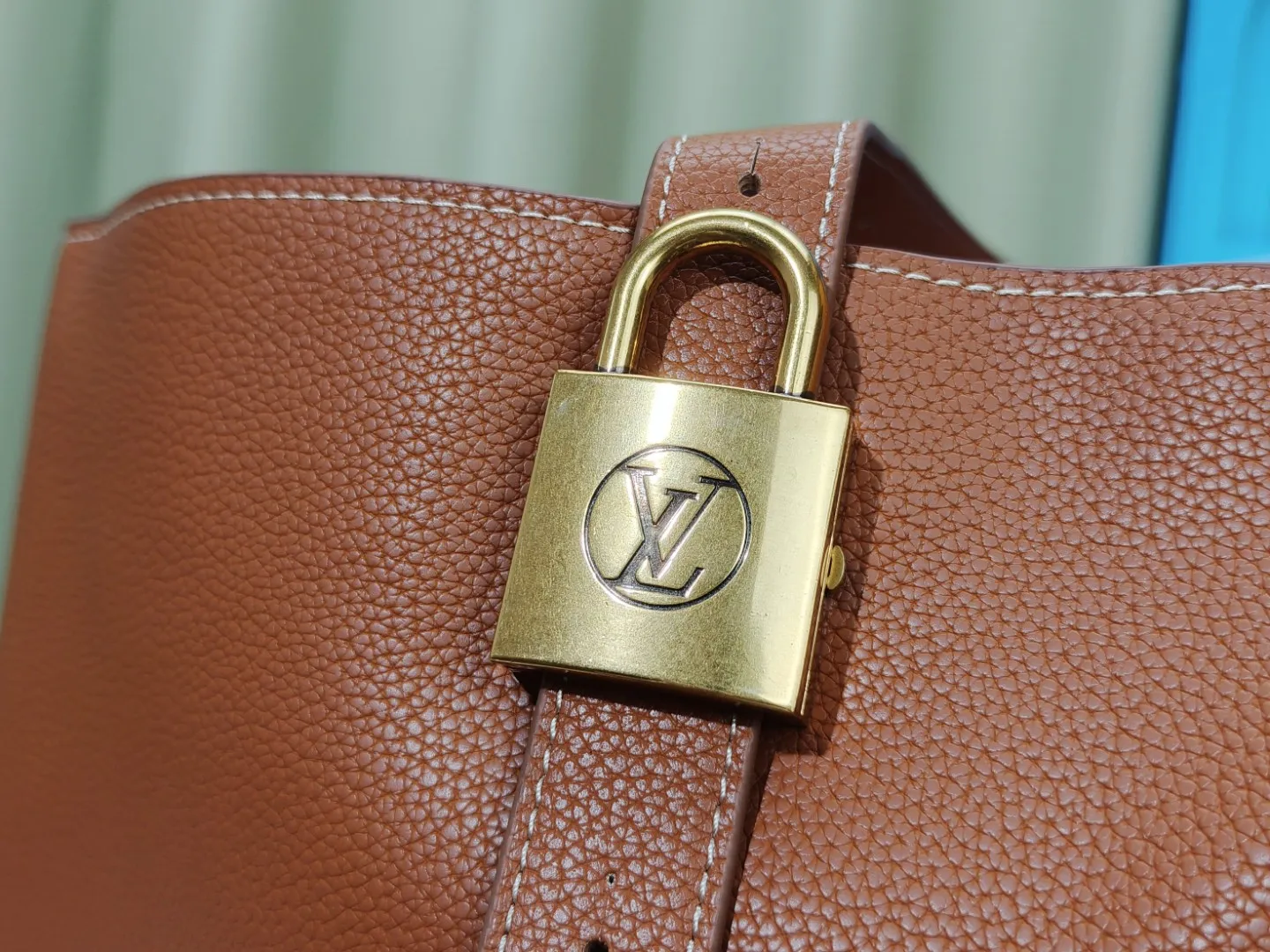 P280💰 Upgraded from the original M25341 M25342 M25343 This medium-sized Low Key Cabas handbag is wrapped in soft grained cow leather and lined with suede leather, creating a luxurious style with ingenuity. The brand's iconic padlock demonstrates an eclectic mix of elegant aesthetics and security features. The adjustable handle enables you to switch between hand-held and long- or short-shoulder carry. Dimensions: 47.0 x 30.0 x 14.0 cm
