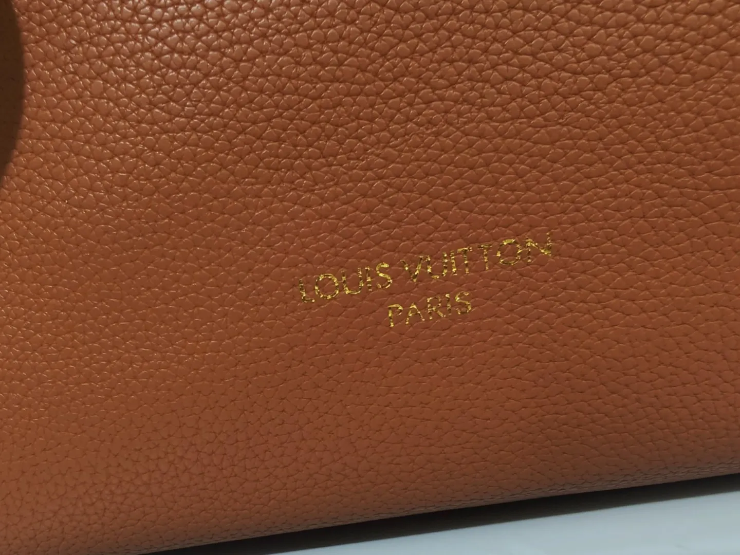 P280💰 Upgraded from the original M25341 M25342 M25343 This medium-sized Low Key Cabas handbag is wrapped in soft grained cow leather and lined with suede leather, creating a luxurious style with ingenuity. The brand's iconic padlock demonstrates an eclectic mix of elegant aesthetics and security features. The adjustable handle enables you to switch between hand-held and long- or short-shoulder carry. Dimensions: 47.0 x 30.0 x 14.0 cm