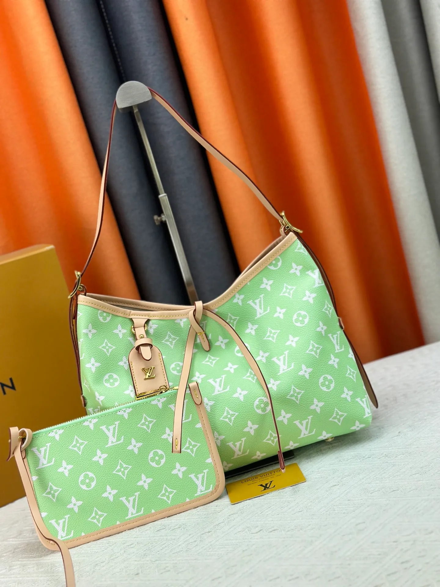 P280 upgraded original M24861 M25143 M46203 M46197 Colorful, legendary CarryAll medium handbag, with Monogram canvas and leather trimming to create a body-fitting design. There's a zipped pocket inside the ample space, and a detachable zipped clutch adds a functional element, with a buckle-adjustable handle. Small size: 29 x 24 x 12 cm,