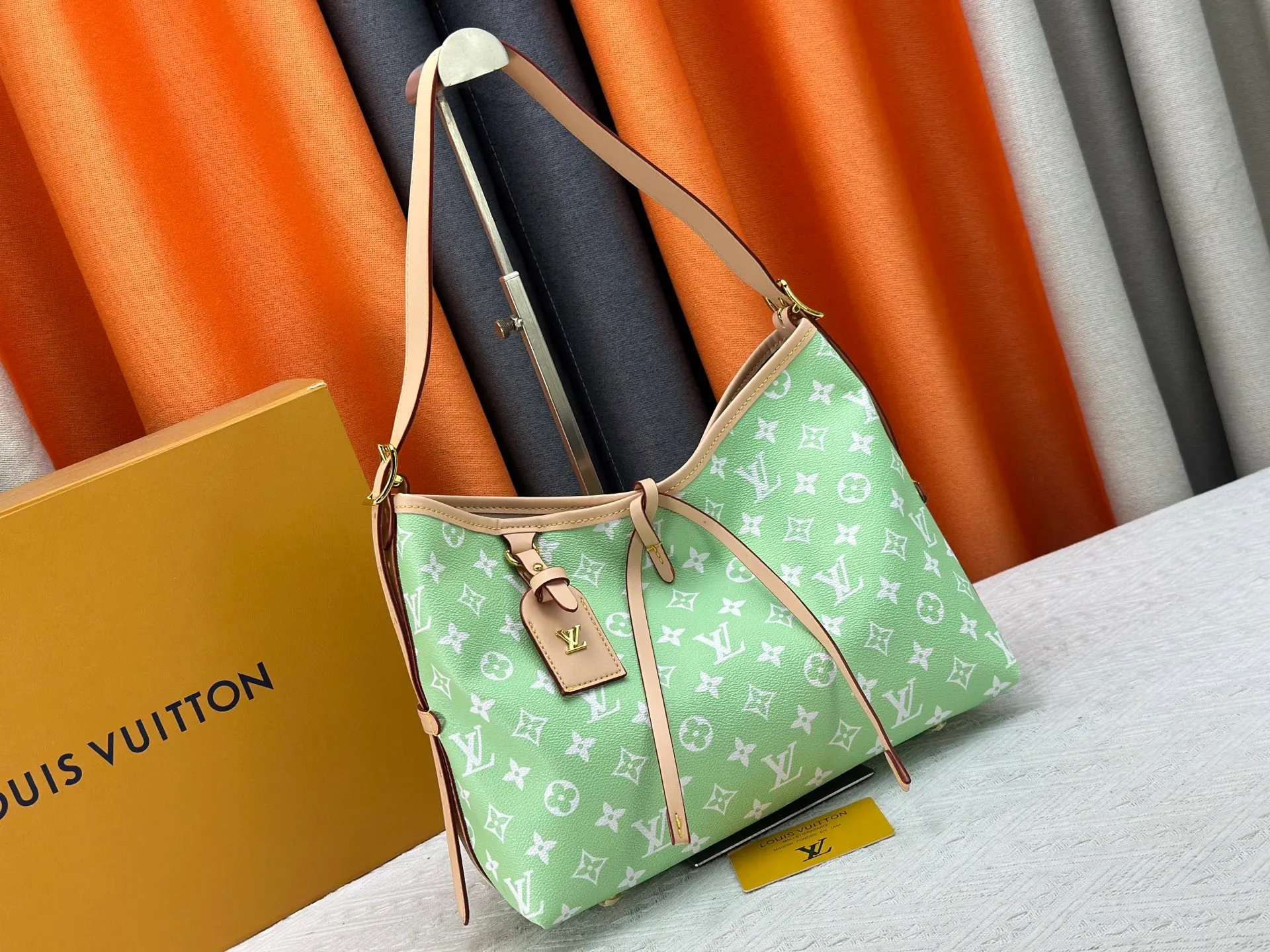 P280 upgraded original M24861 M25143 M46203 M46197 Colorful, legendary CarryAll medium handbag, with Monogram canvas and leather trimming to create a body-fitting design. There's a zipped pocket inside the ample space, and a detachable zipped clutch adds a functional element, with a buckle-adjustable handle. Small size: 29 x 24 x 12 cm,